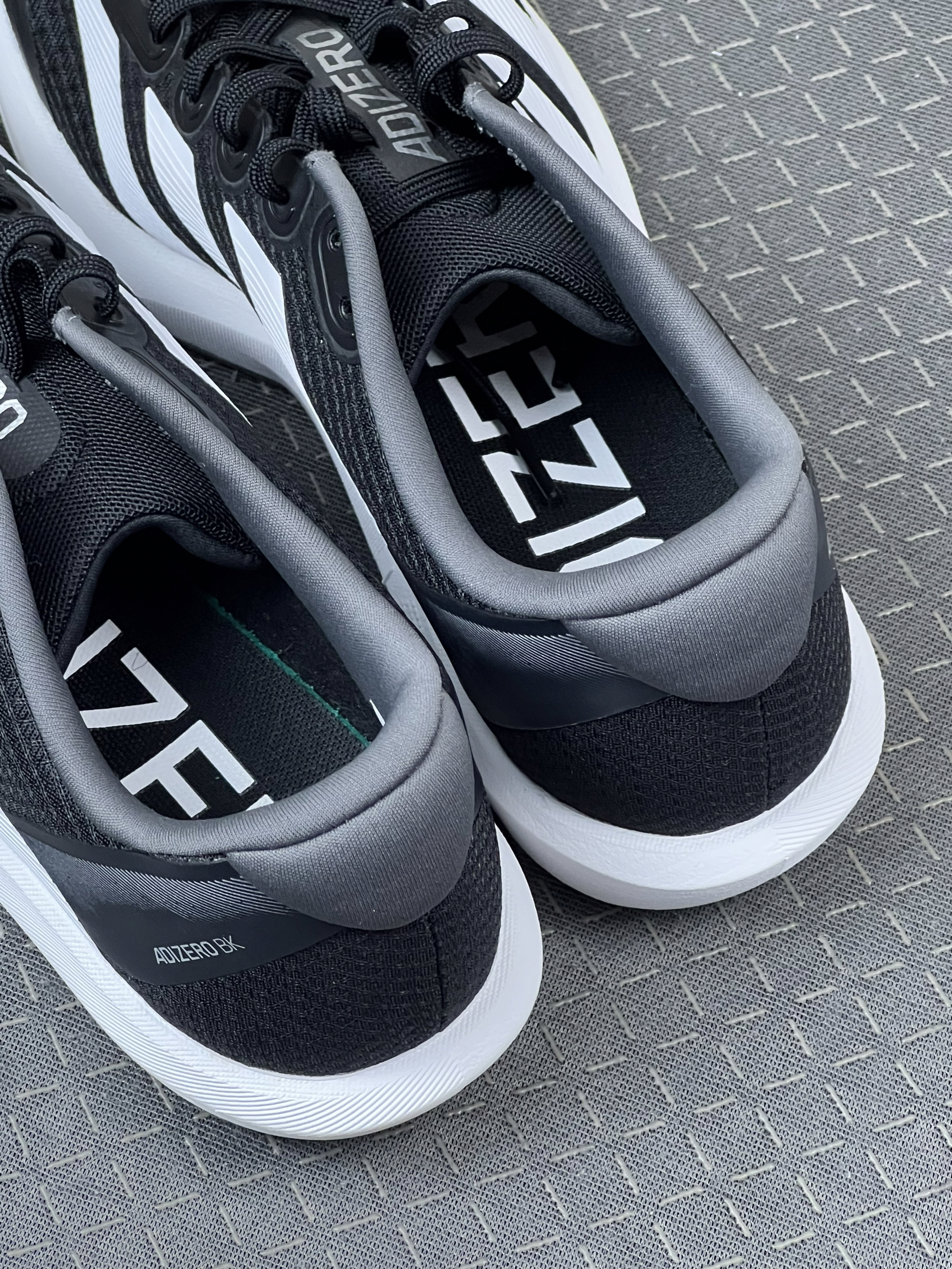 阿迪这双跑鞋我先穿了