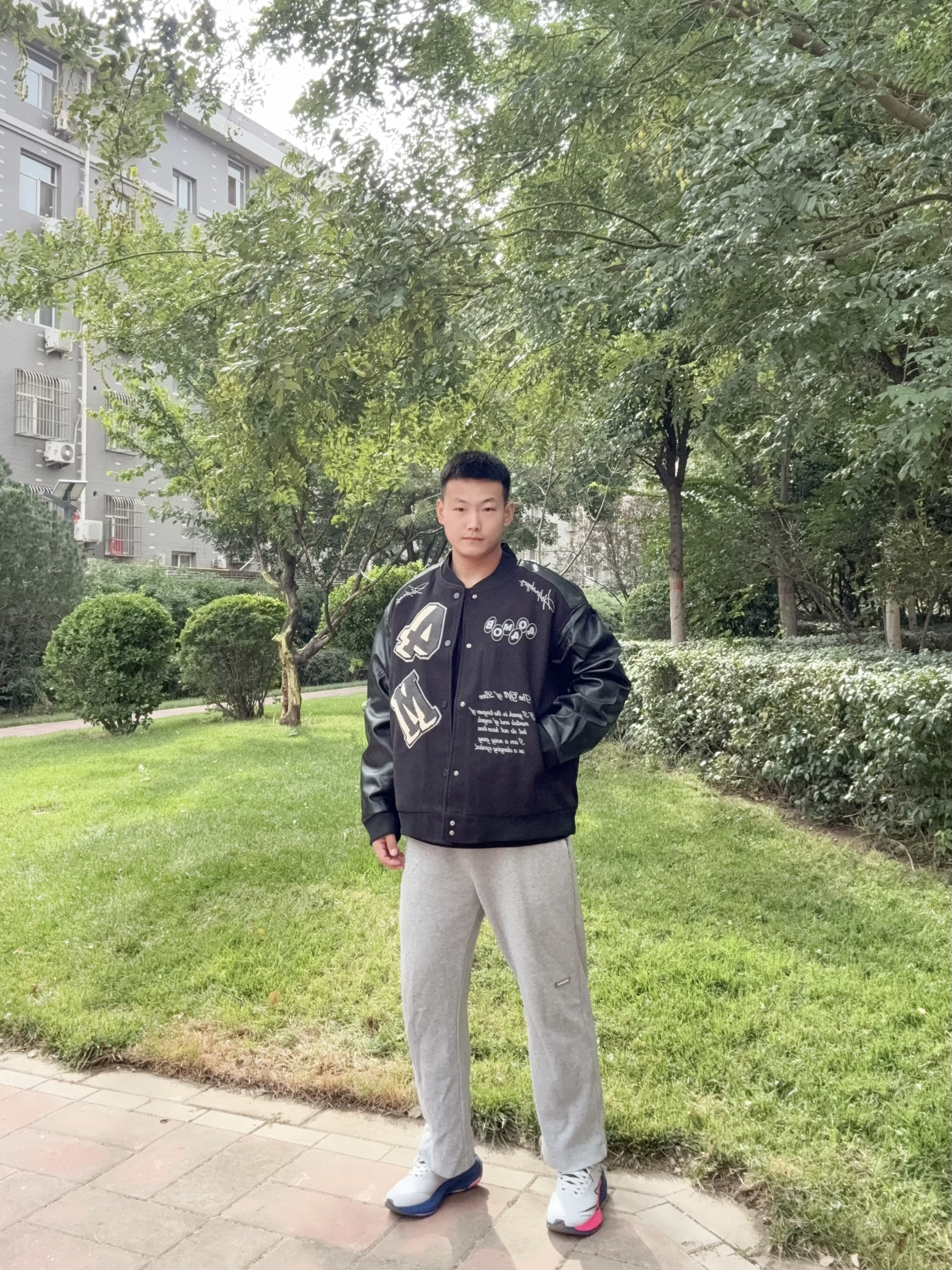 美式复古风炸街！这款棒球服外套让你秒变街头潮人～