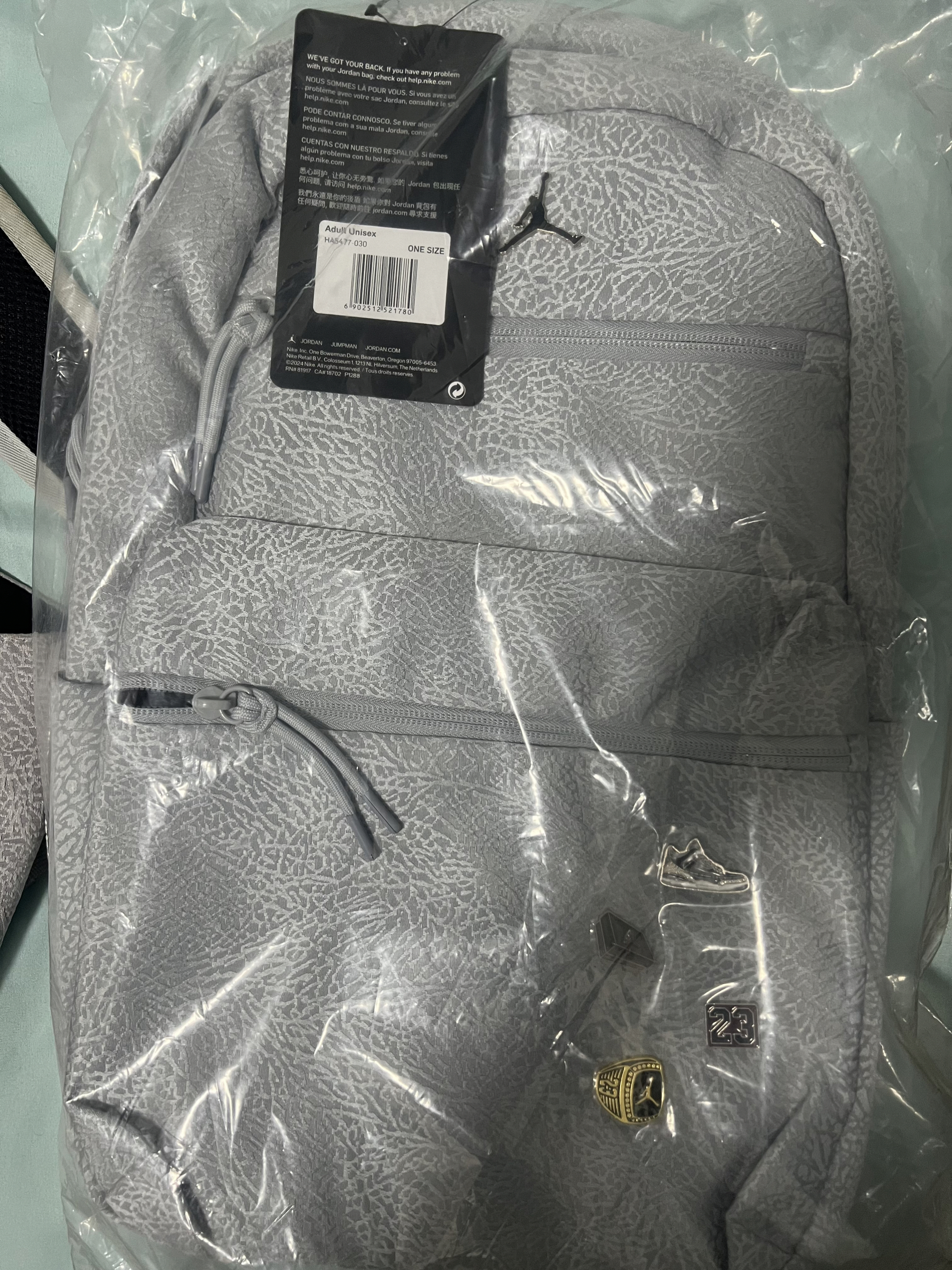书包非常帅，柔软细腻，手感特别好，版型立