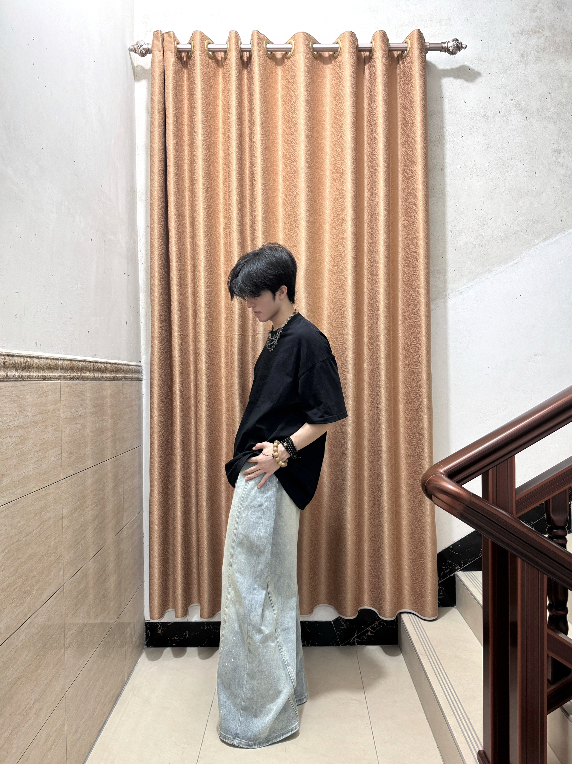 楼梯间的随性格调：一件黑T+阔腿牛仔的日常高级感