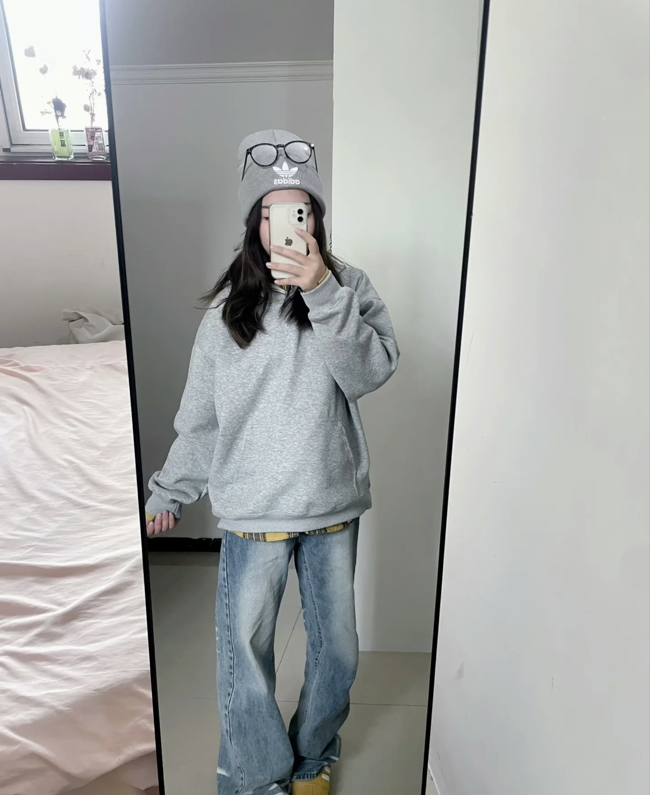 浅灰卫衣与复古牛仔的碰撞，低调日常里的随性质感