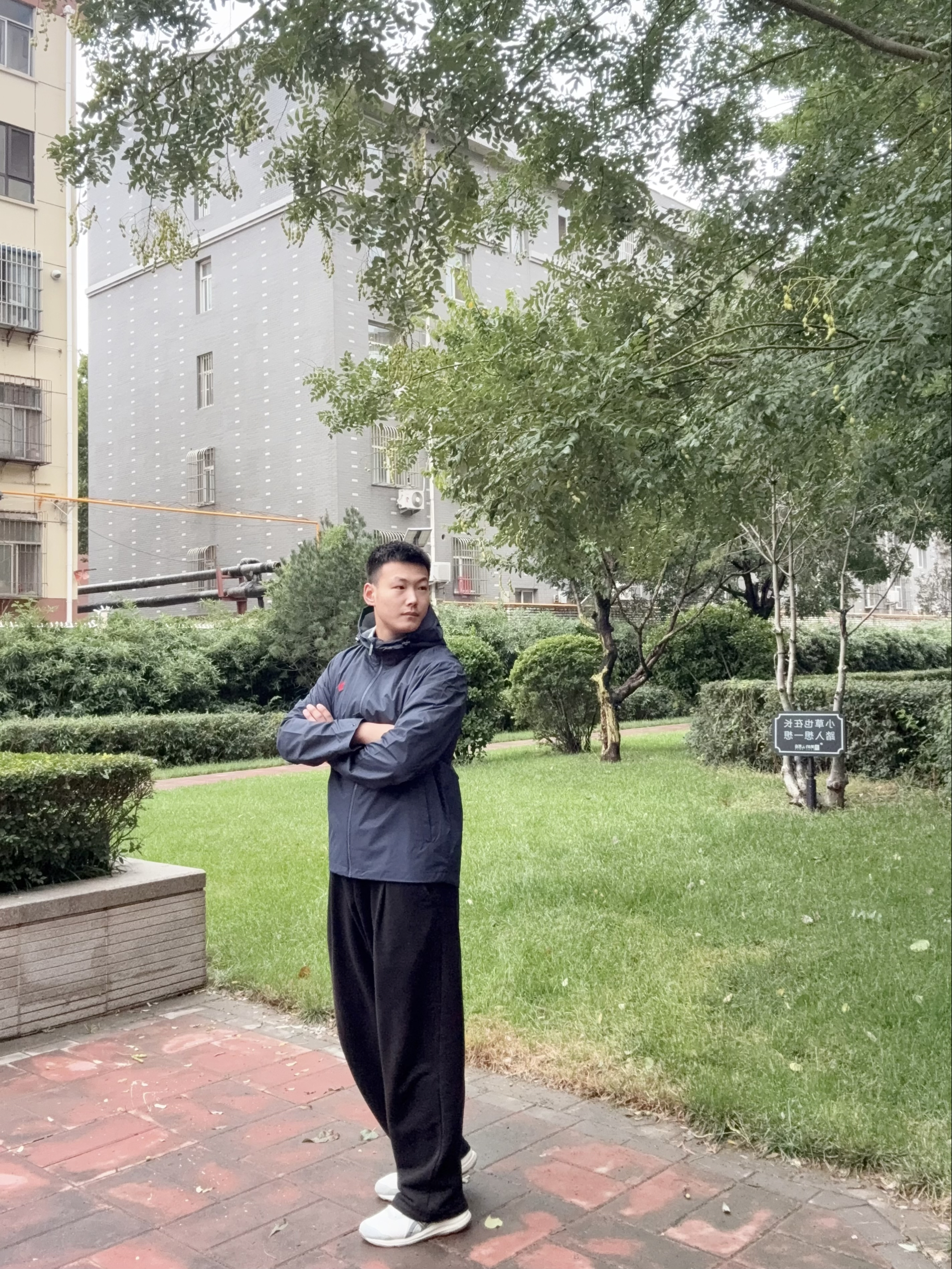 男生秋冬户外穿搭｜这件藏青冲锋衣，把“机能实用感”焊在身上了！
