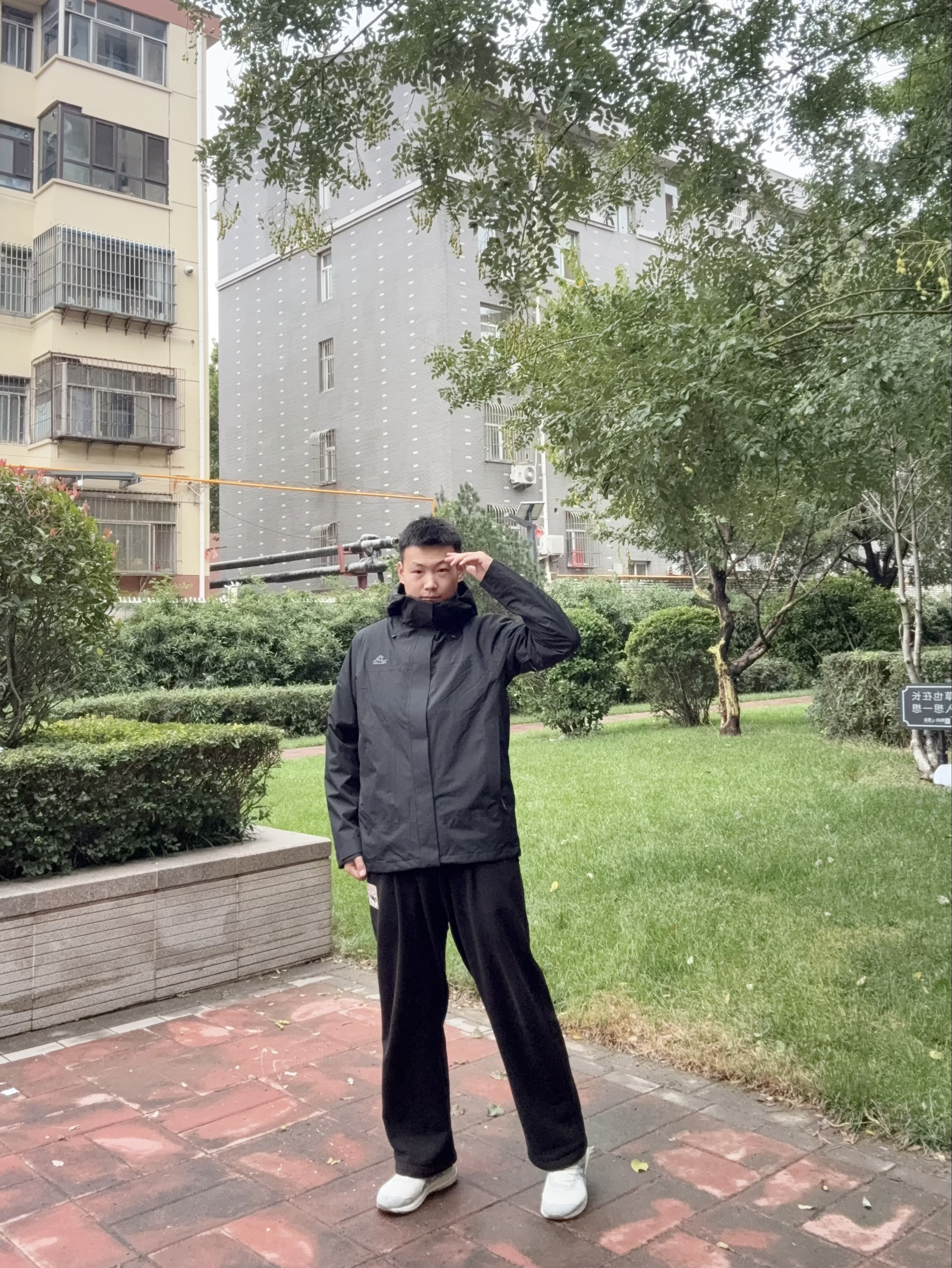 男生秋冬户外穿搭｜这件黑色冲锋衣，把“机能与颜值”焊死了！