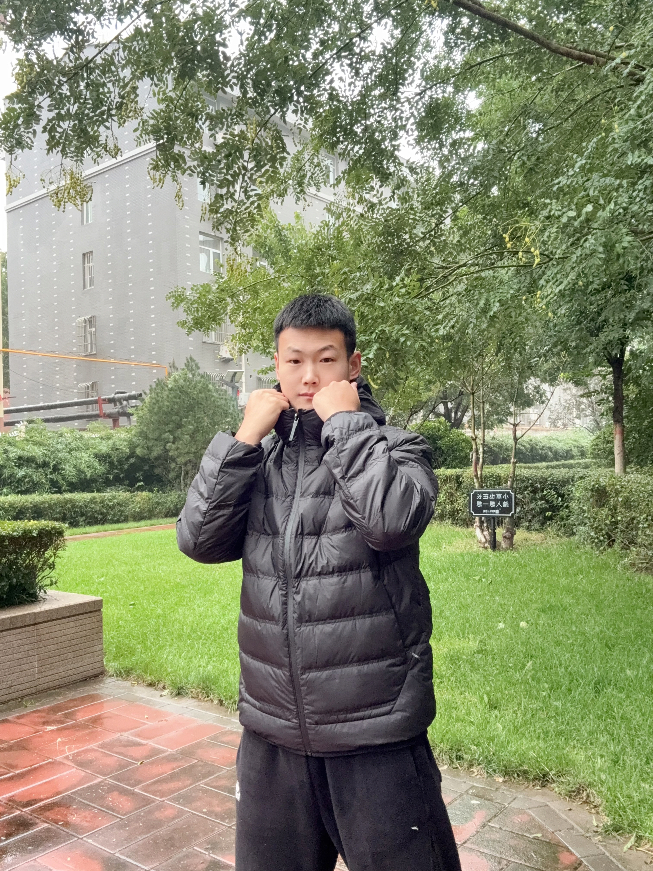 男生秋冬保命款！这件黑羽绒服把“松弛感”焊在身上了
