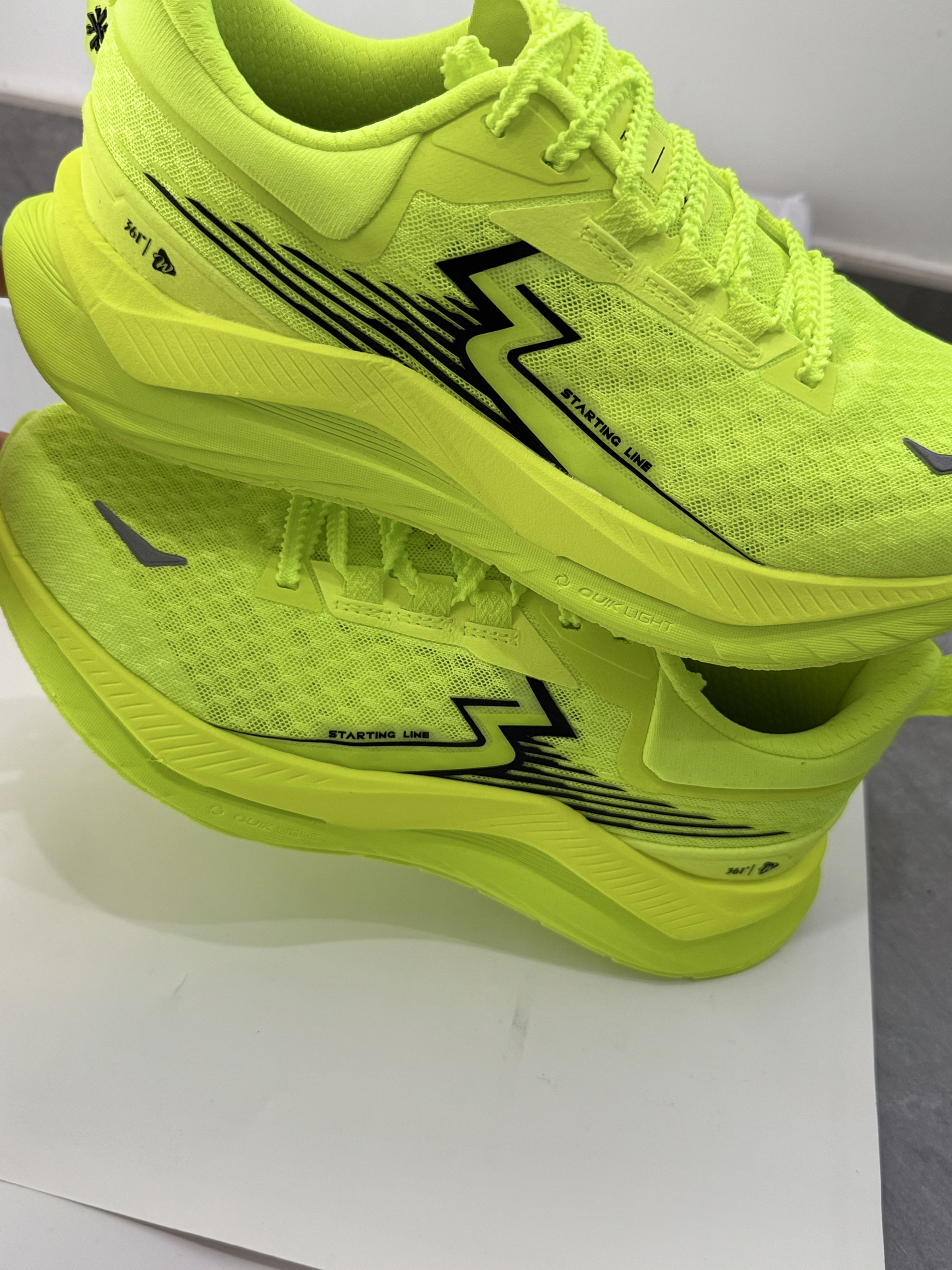 361°起跑系列荧光跑鞋|闪电破界,在赛道上点燃视觉与速度的双重引擎