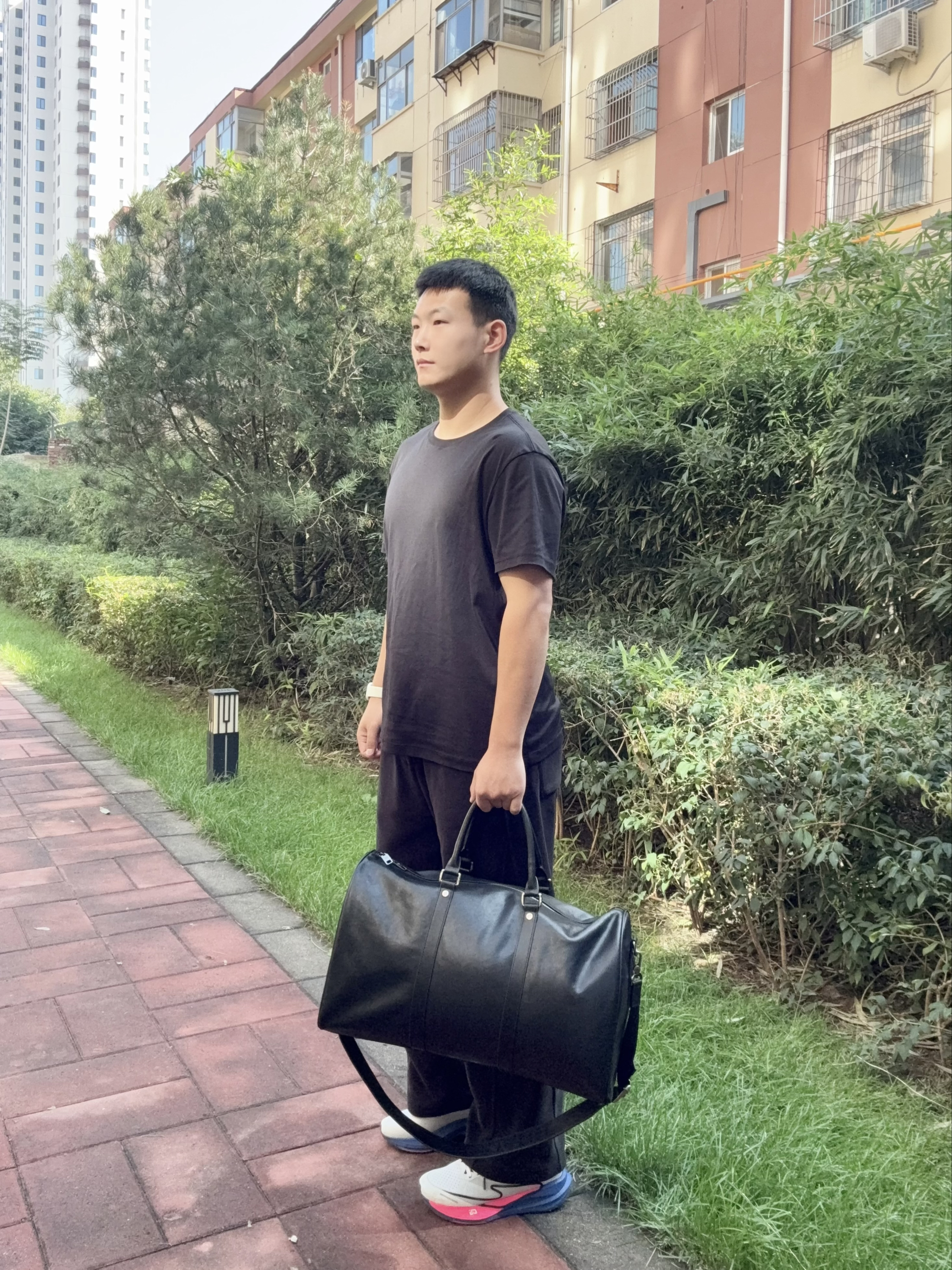 男生出门背这个包,能装又不显得“刻意”