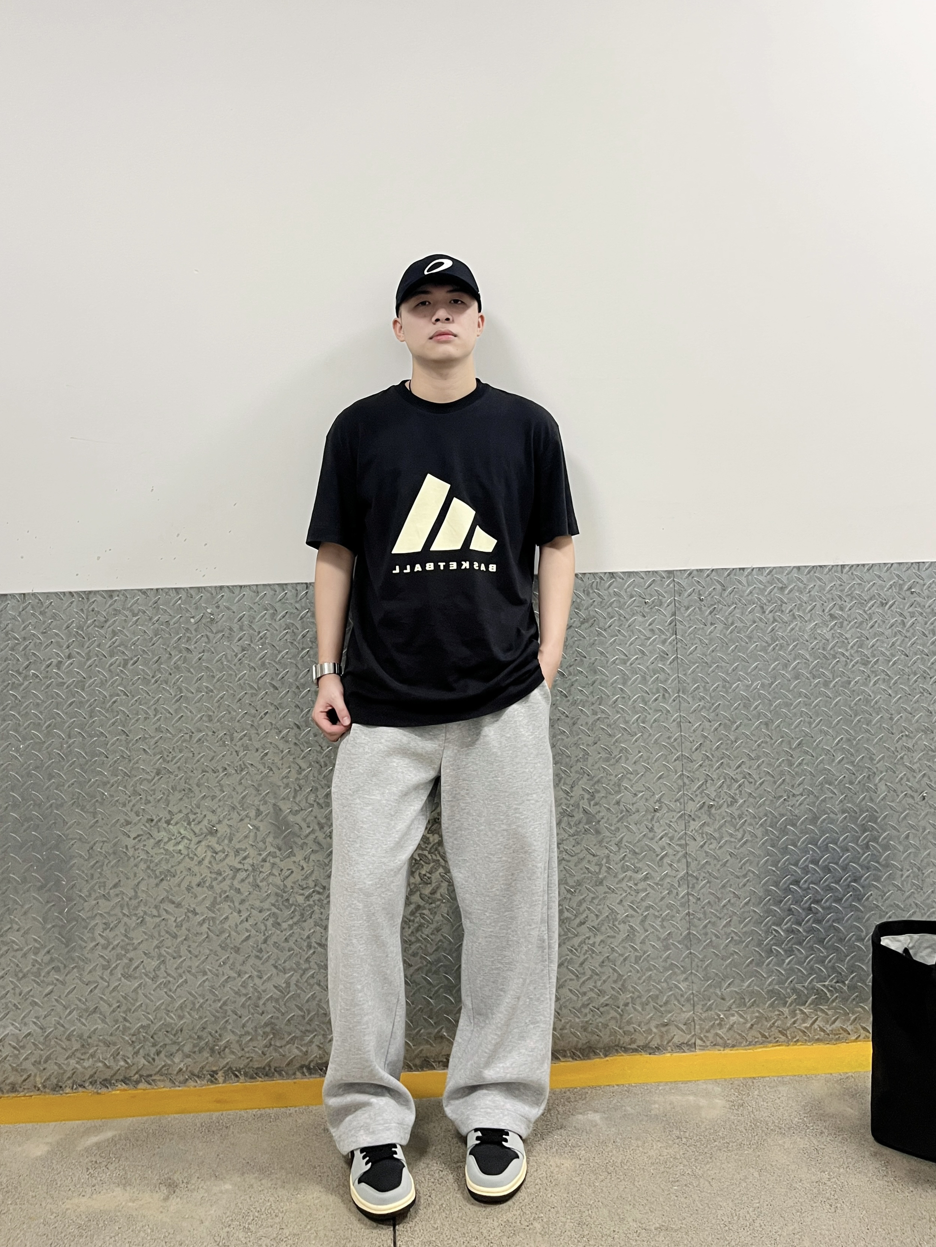 黑T恤休闲小子 这身自带答案❗️