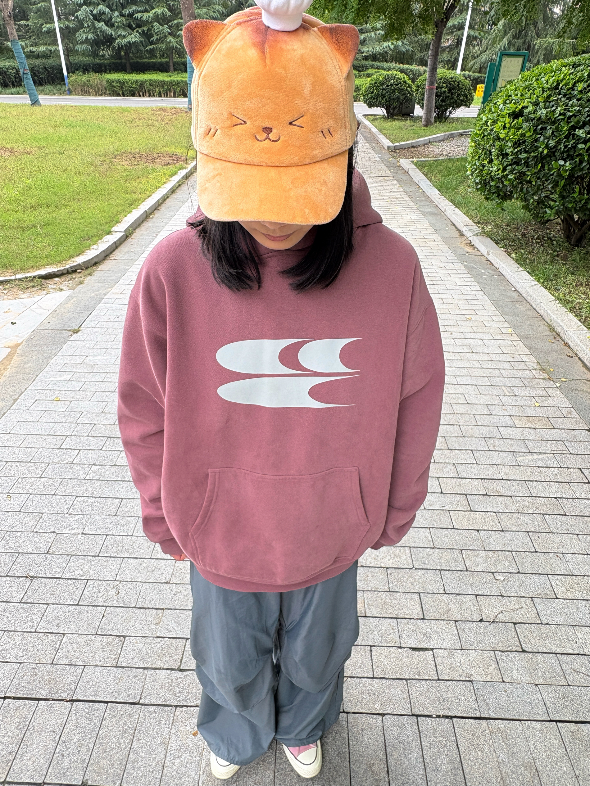 男女通吃的穿搭 梅子卫衣+灰色阔腿裤 松弛感拉满☕