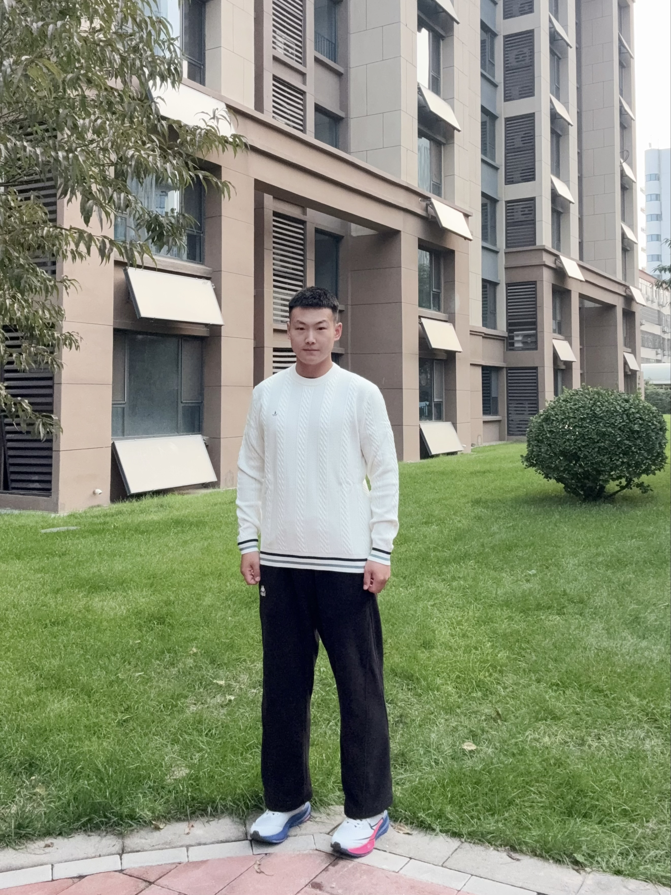 秋天第一件毛衣｜软乎乎还显瘦，我愿称它为“懒人穿搭救星”