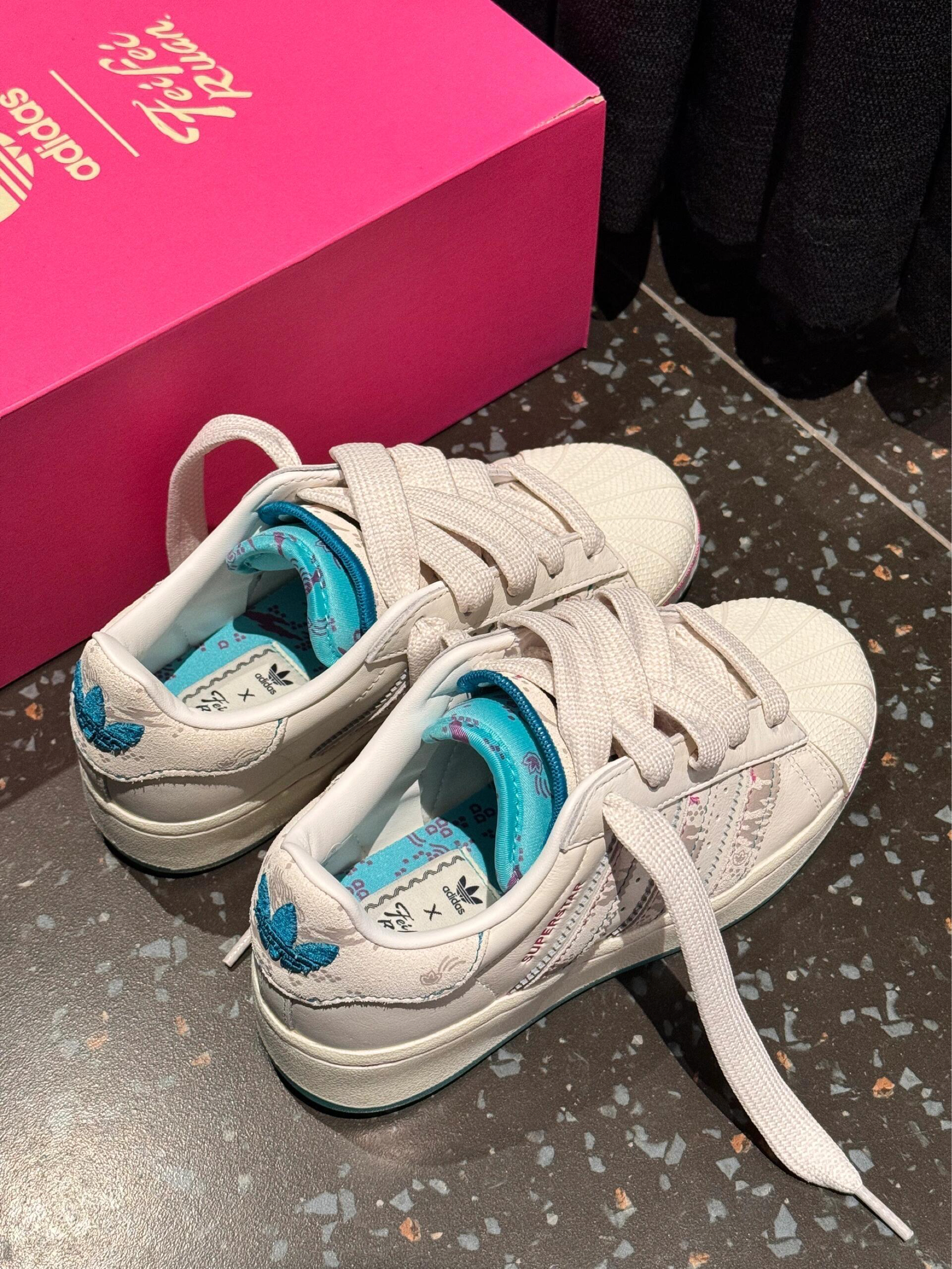 姐妹们!挖到一双让我心甘情愿为颜值和舒适买单的鞋——adidas这双联名贝壳头