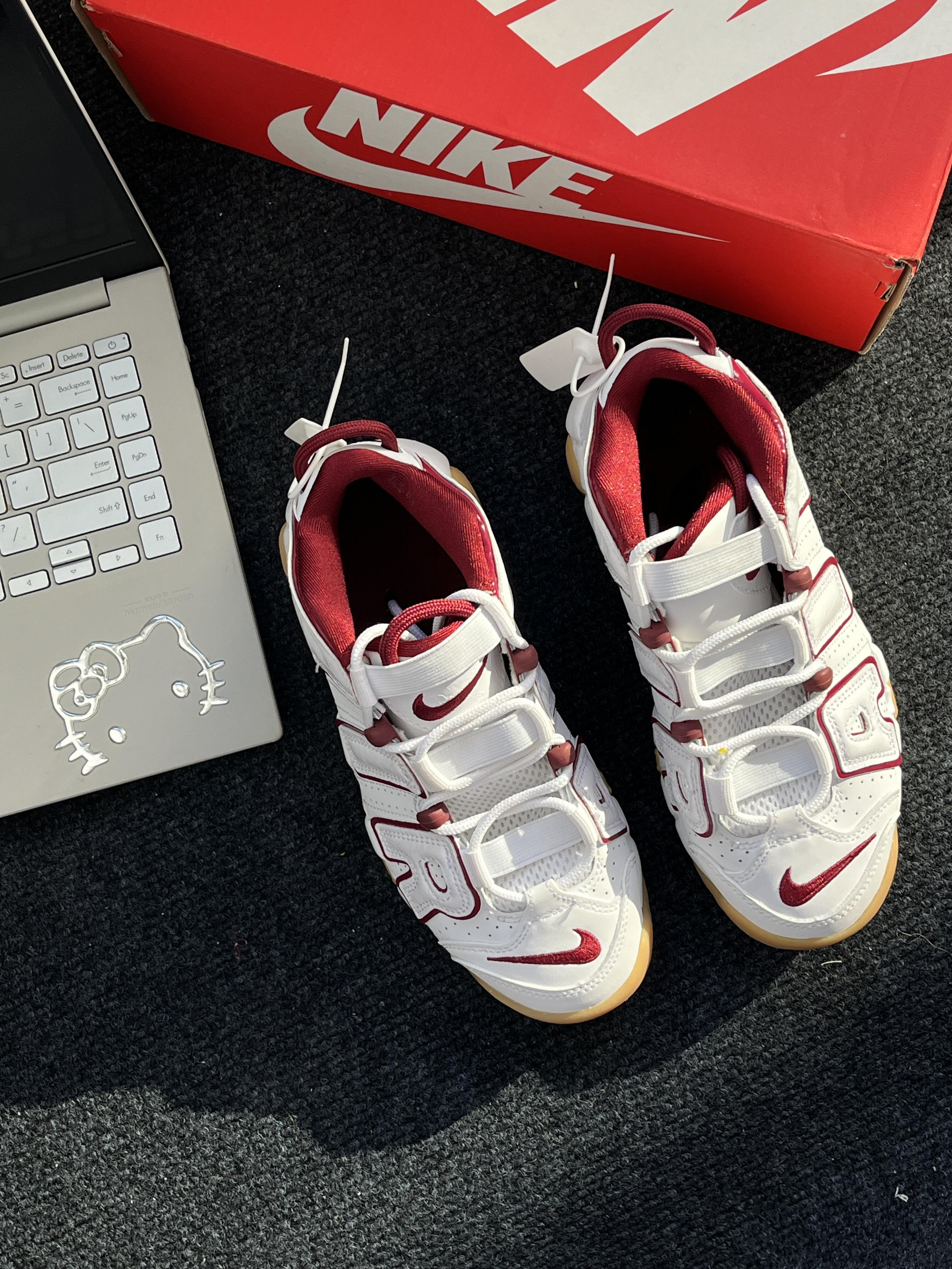 还在纠结老爹鞋太笨重、潮鞋没气场?这双Nike大AIR‘白红复古款’直接把‘炸街气场+踩屎脚感’焊死