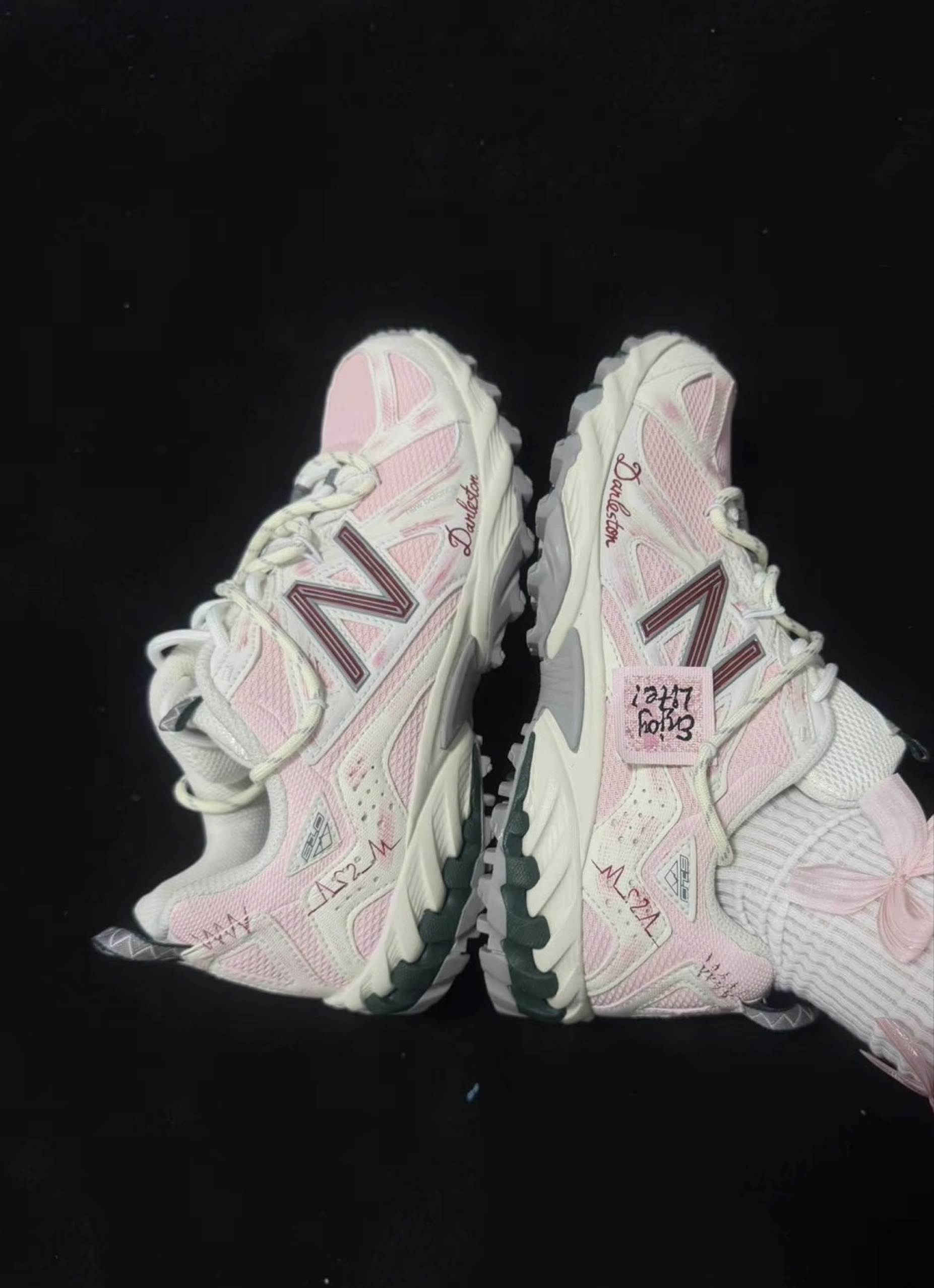 甜酷少女心狙击！新百伦粉白老爹鞋+蝴蝶结袜，这搭配绝绝子