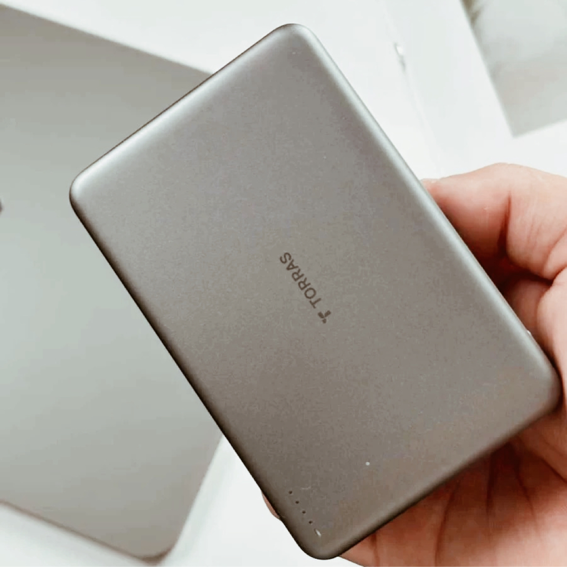 别再用又大又重的砖头充电宝啦！