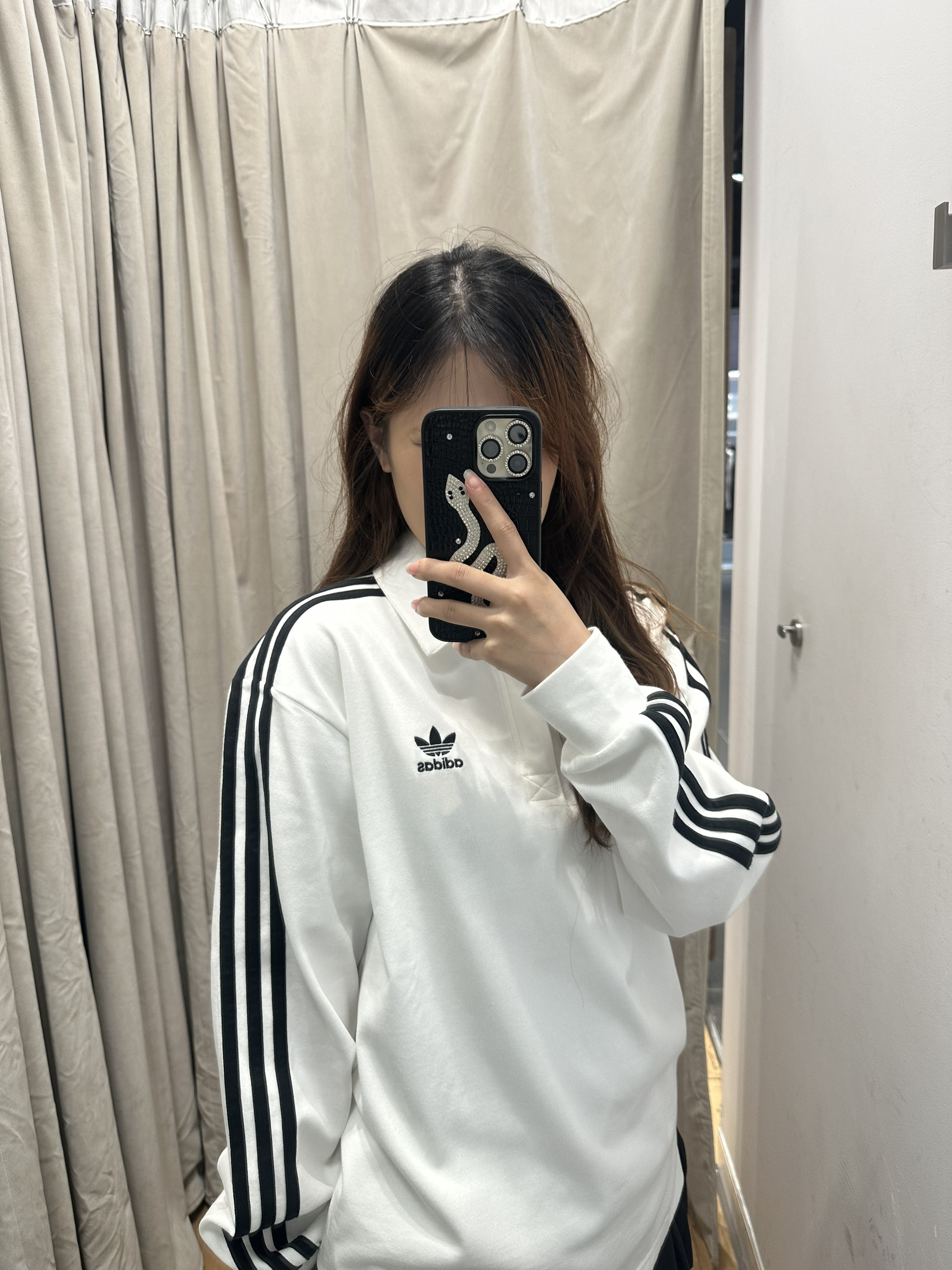 白色Polo领