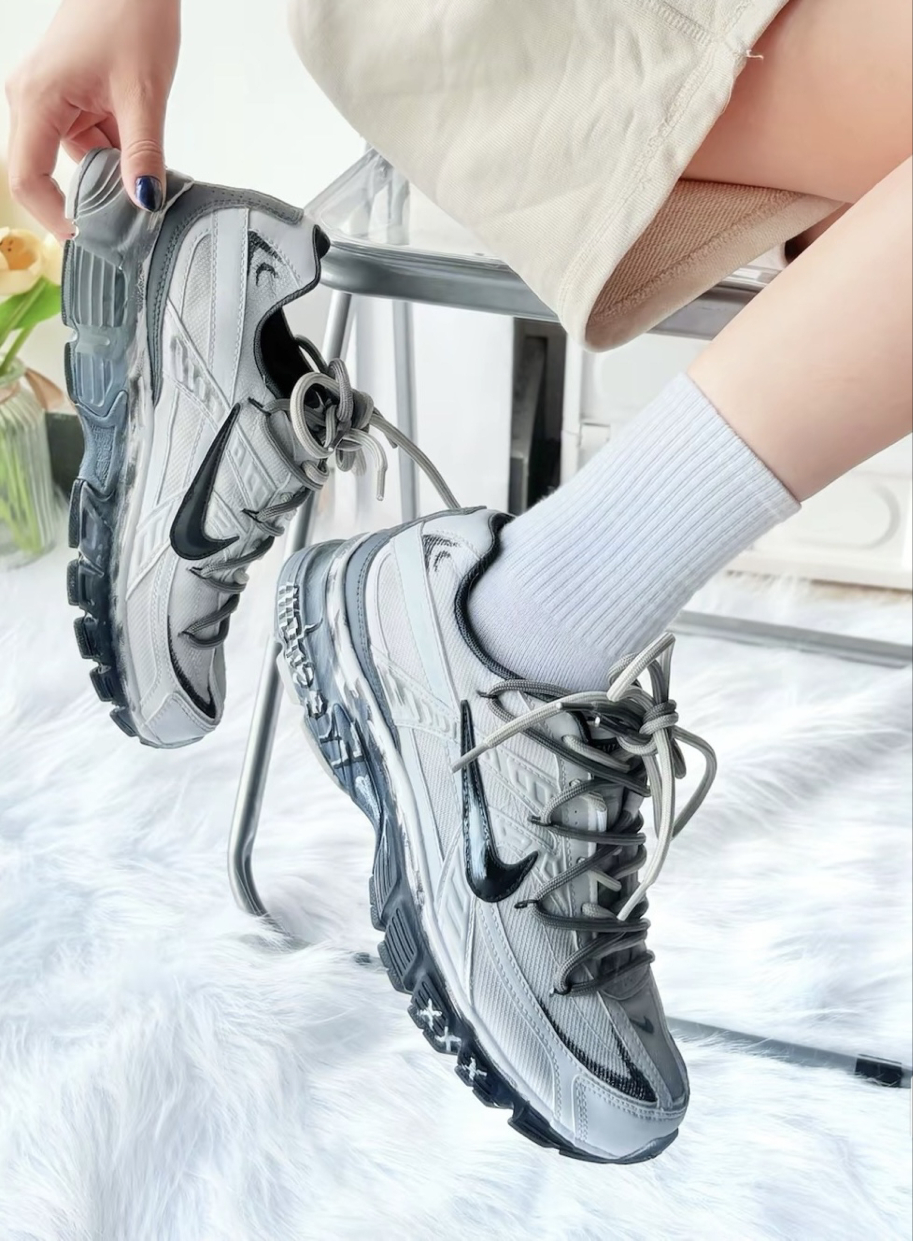 这是一双耐克Initiator系列的定制款老爹鞋,属于现在挺流行的“做旧复古风”。