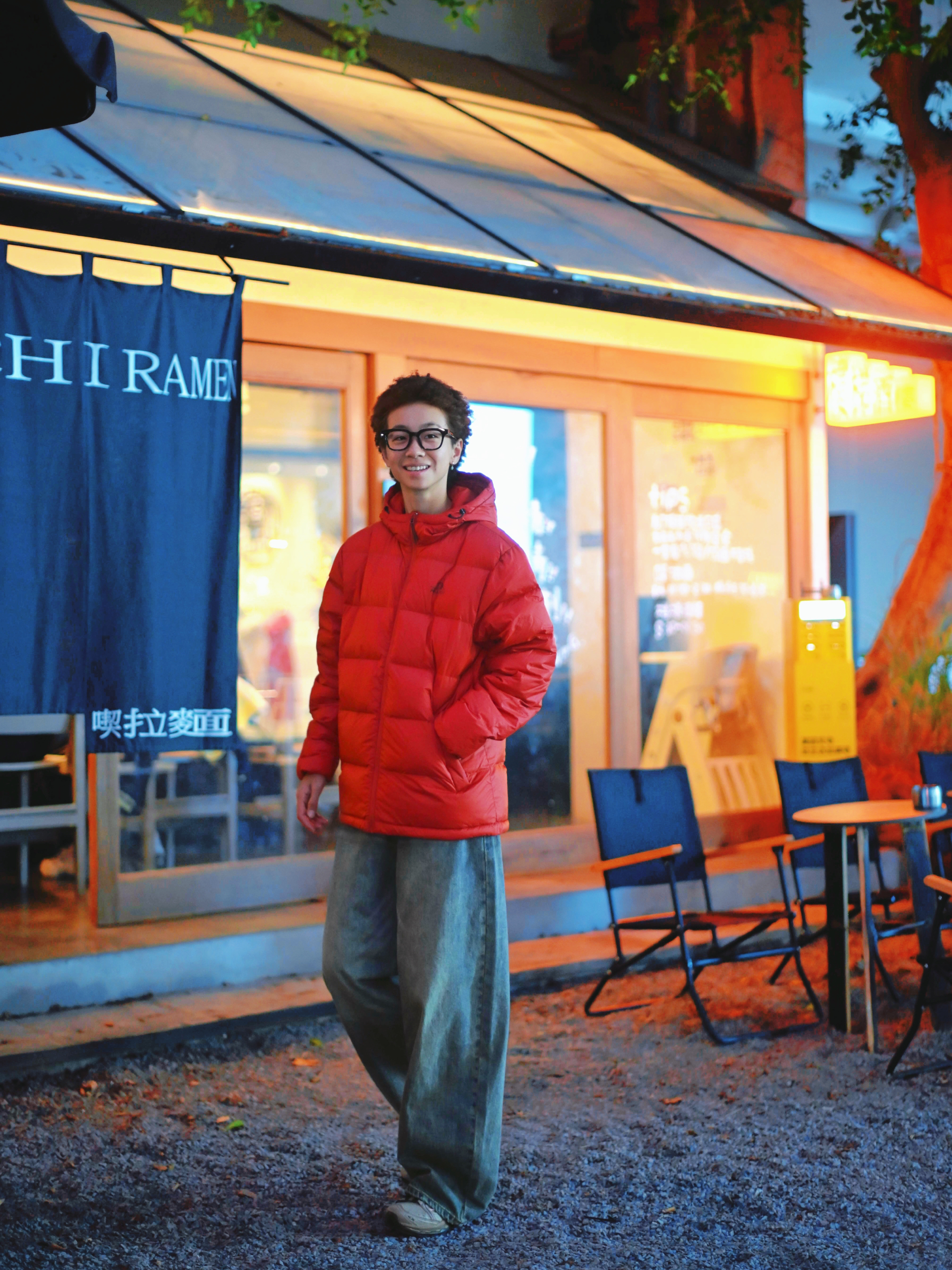 🍁秋冬红色鹅绒服遇见暖色咖啡店…氛围感拿捏了☕️
