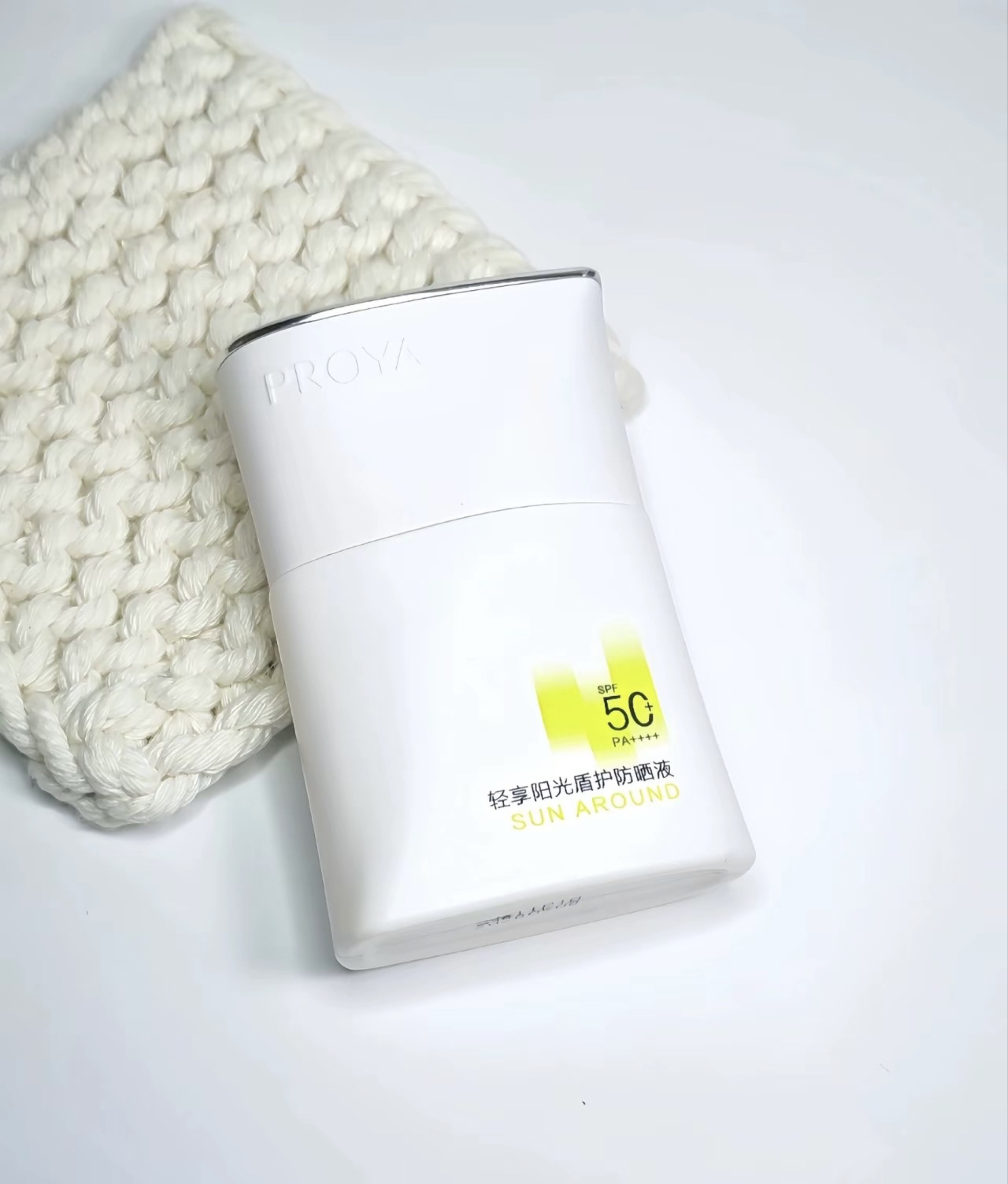 防晒是摇摇乐质地，上手还是很轻薄的
	
