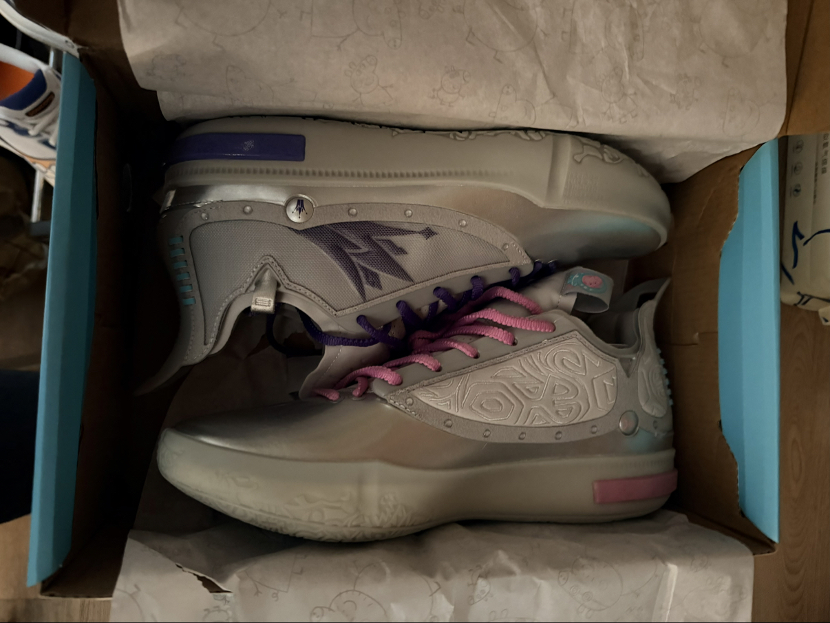 配色很好看,上脚比较舒服,脚感澎拜不输气