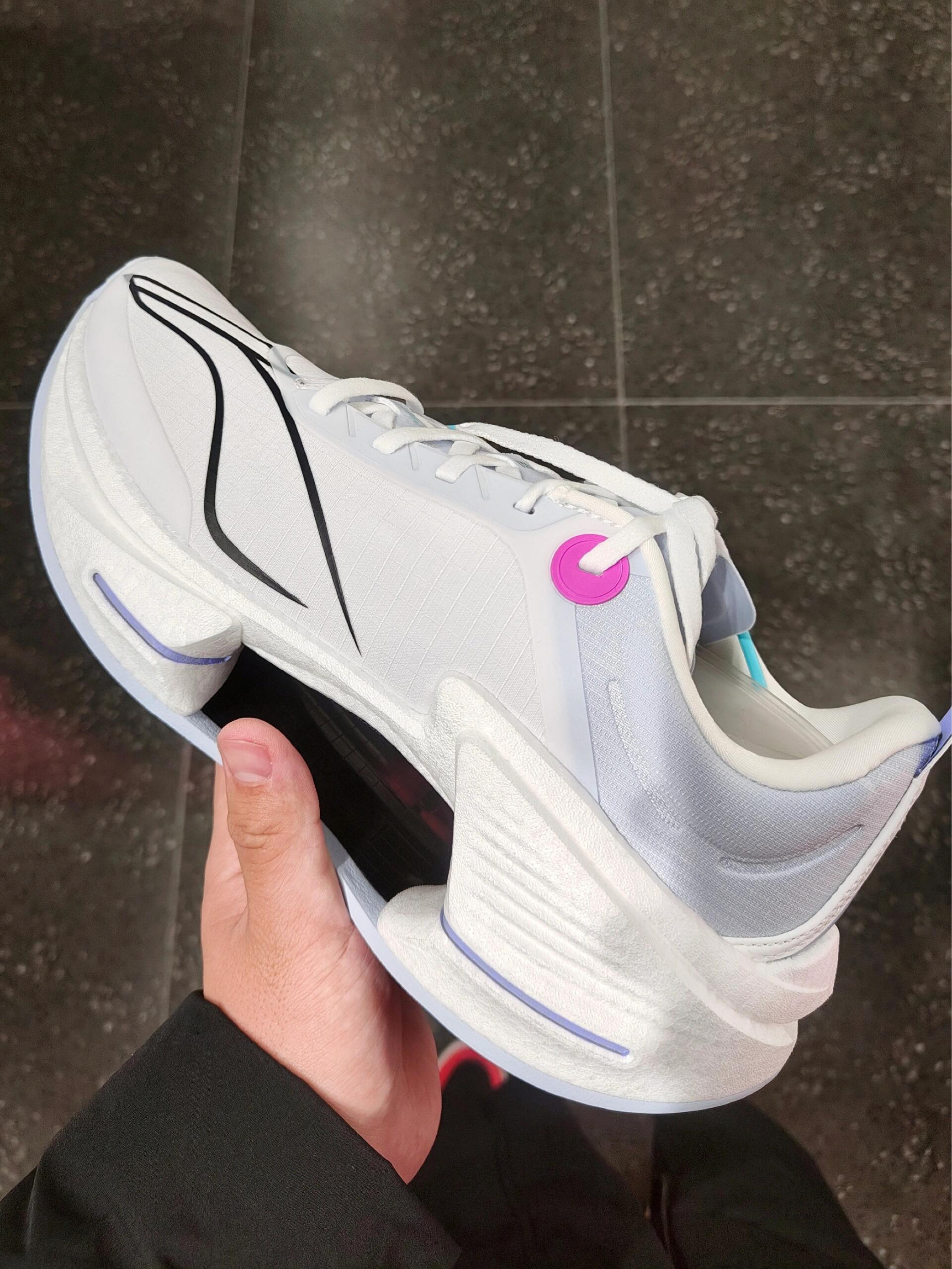 这鞋是偷了未来科技？穿它去打球，对手盯着我鞋看走神被我绝杀了！