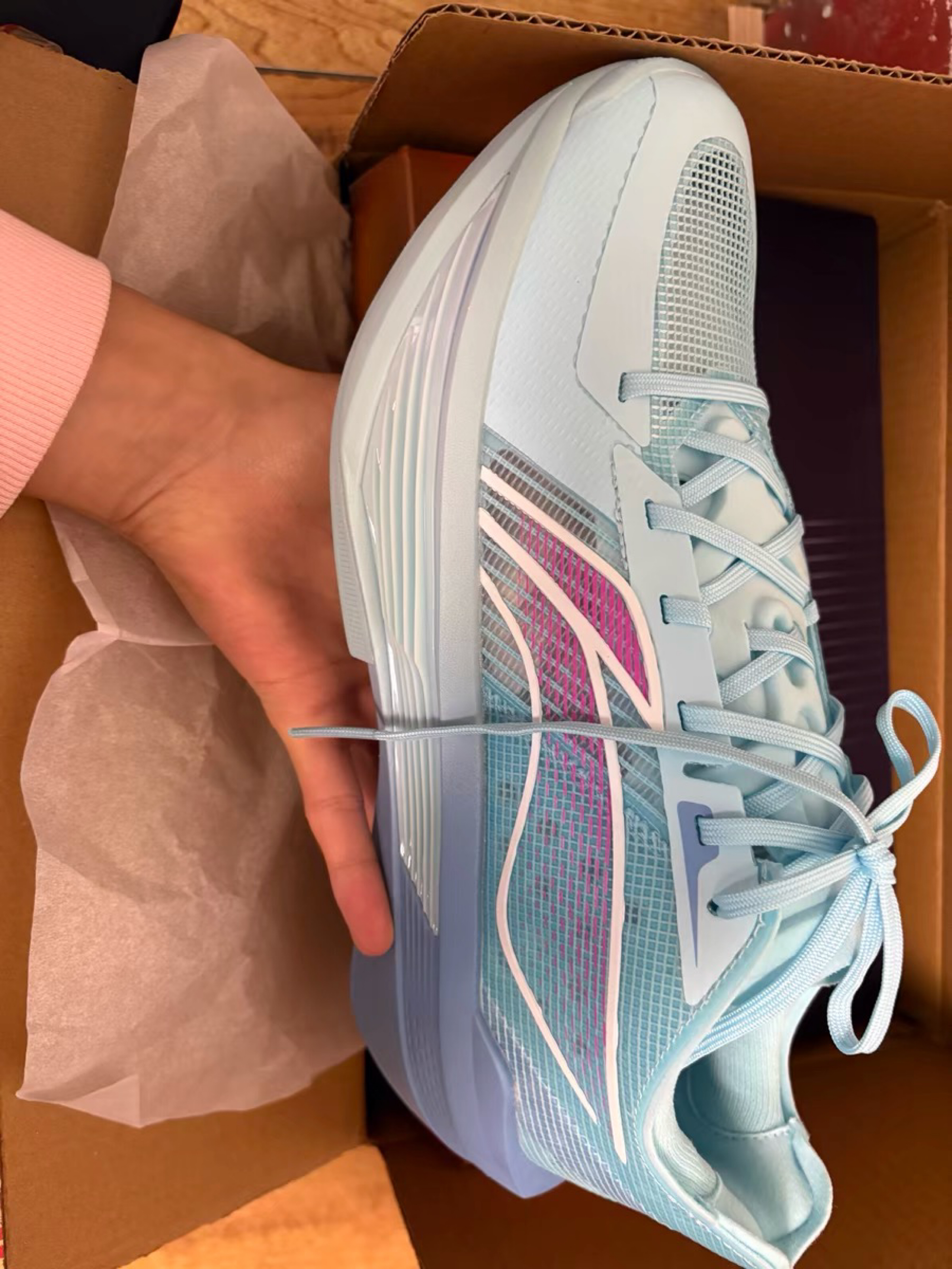 李宁超轻篮球鞋!