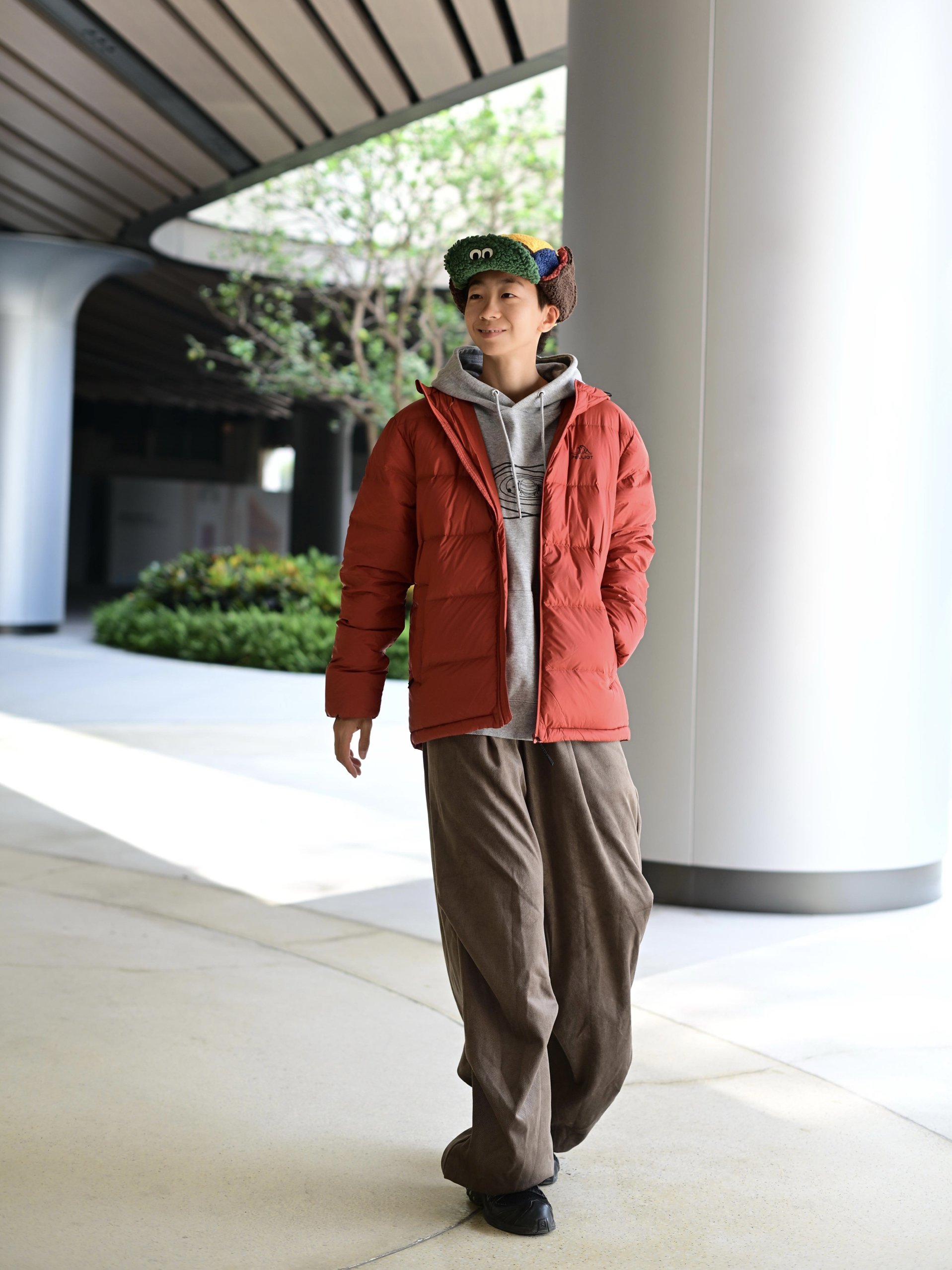 ❄️🔥 秋冬出街红色能量 | 羽绒服点亮灰调街头