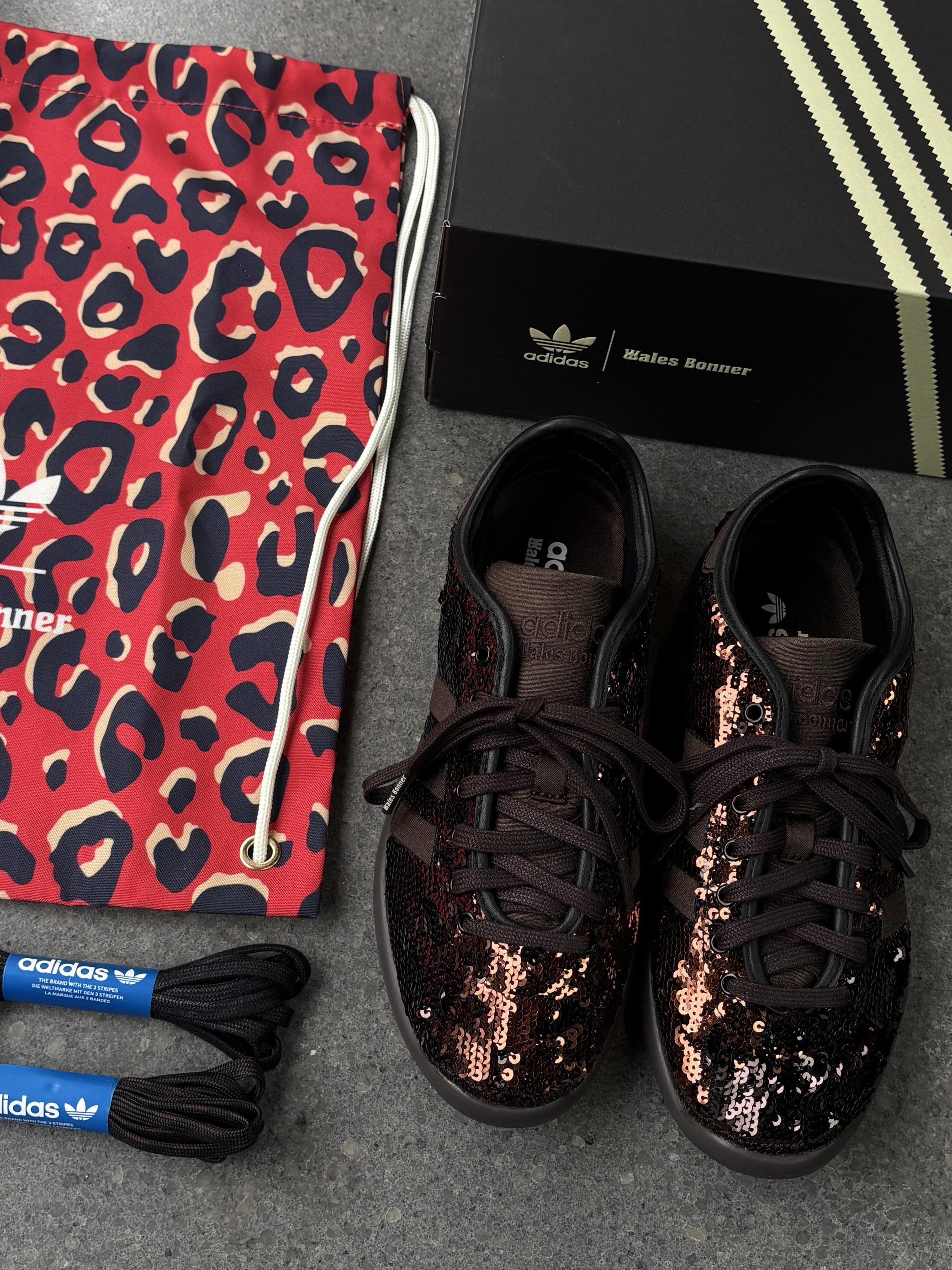 这双adidas x Wales Bonner联名款,简直是把「复古腔调」和「精致细节」焊在了鞋身上