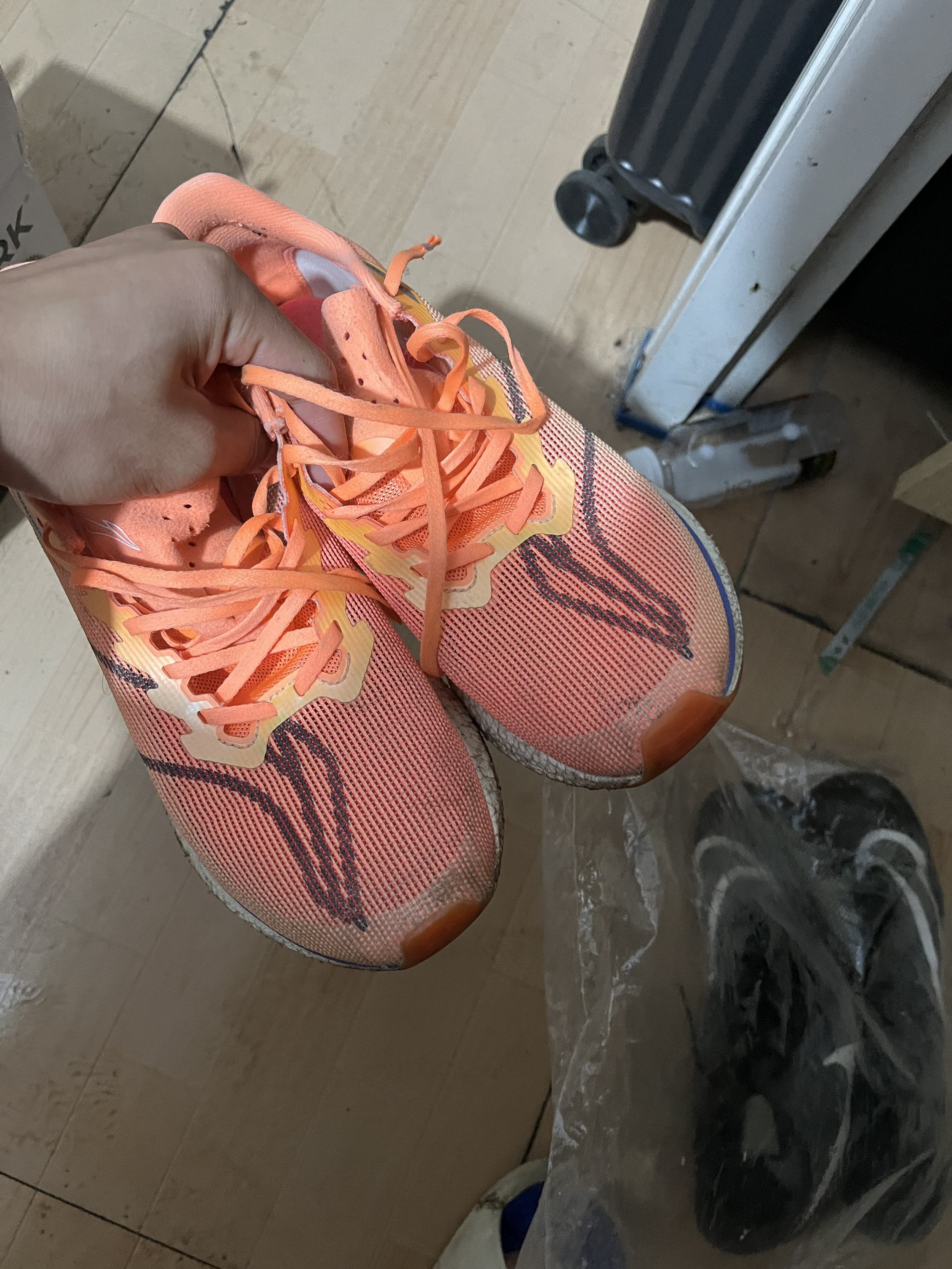 上脚就上瘾！这双Challenger跑鞋，软弹脚感直接封神