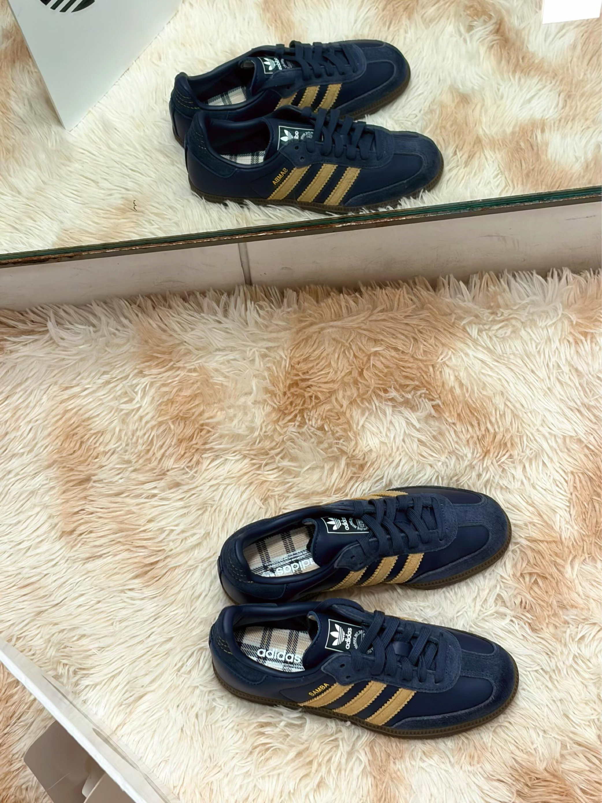 这双阿迪达斯Samba藏青金标款,是最近鞋柜里的“氛围神鞋”——复古感和松弛感直接拉满。