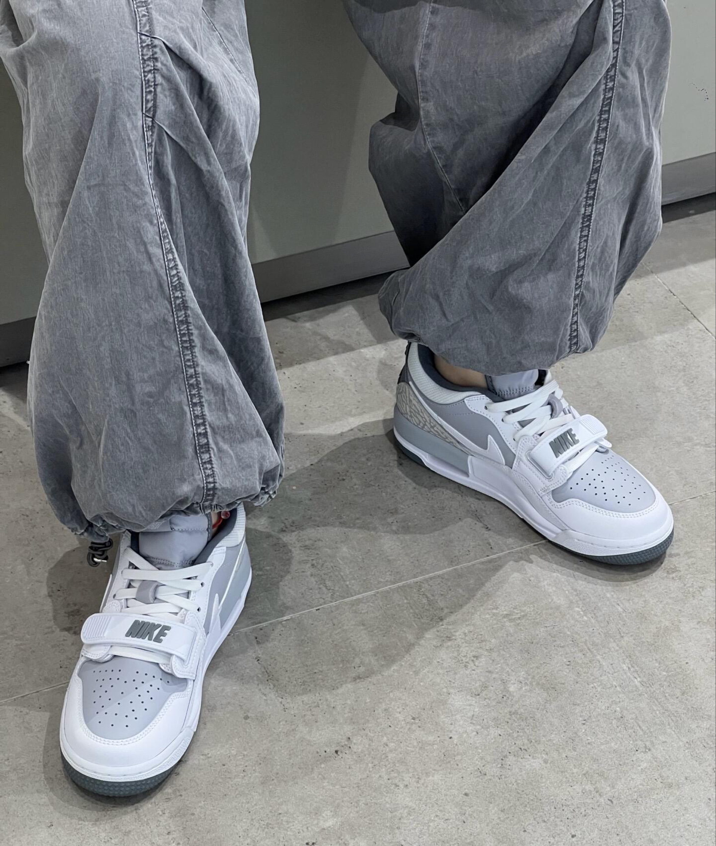 这双「浅灰魔术贴板鞋」一上脚，把极简松弛焊在日常里