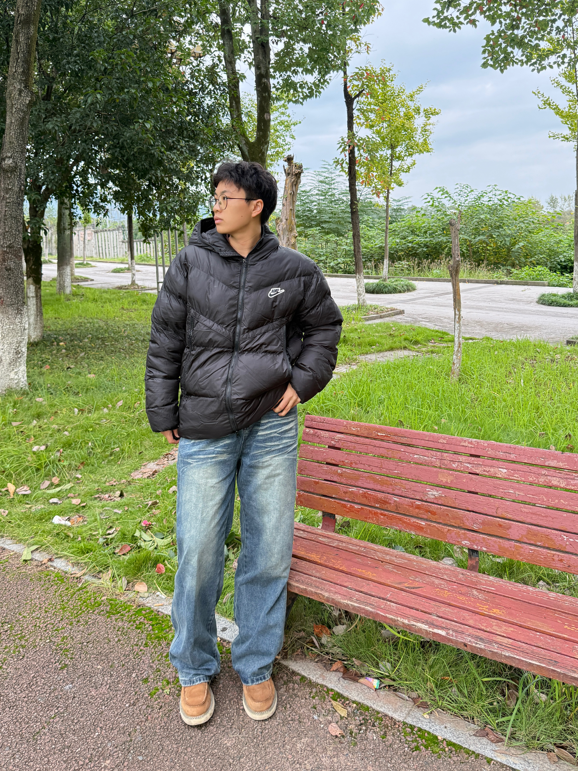 去公园散步穿牛仔裤真能拍出氛围感，刚看羽