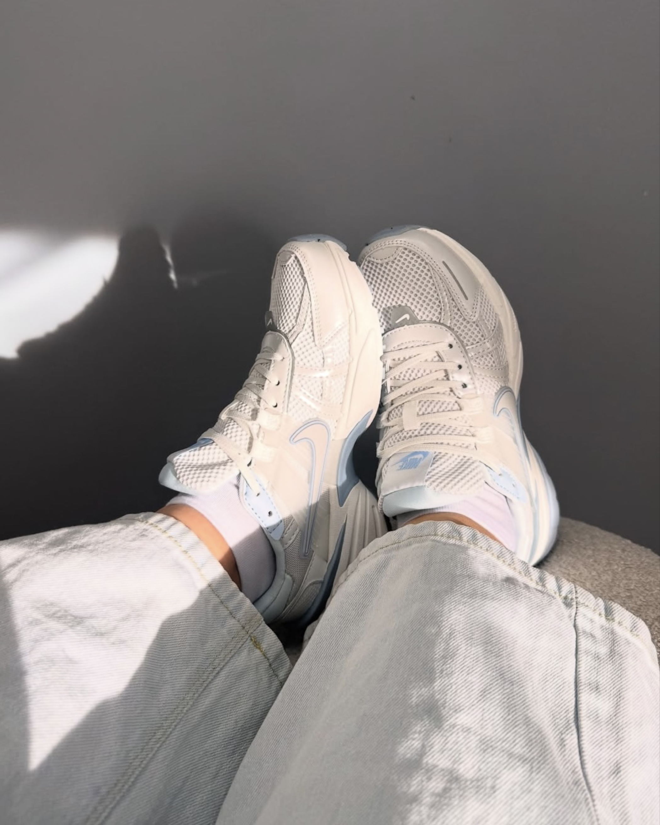 浅色系球鞋的治愈力:这双奶蓝+米白,踩在云朵上的松弛感