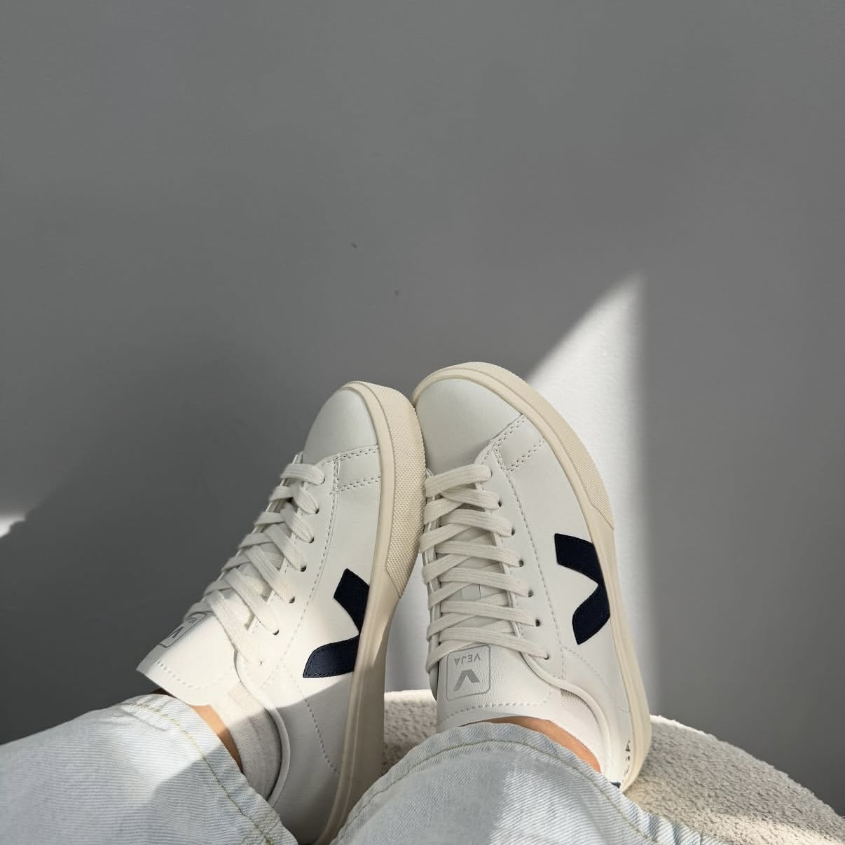 这双“V”标小白鞋,踩上就不想脱