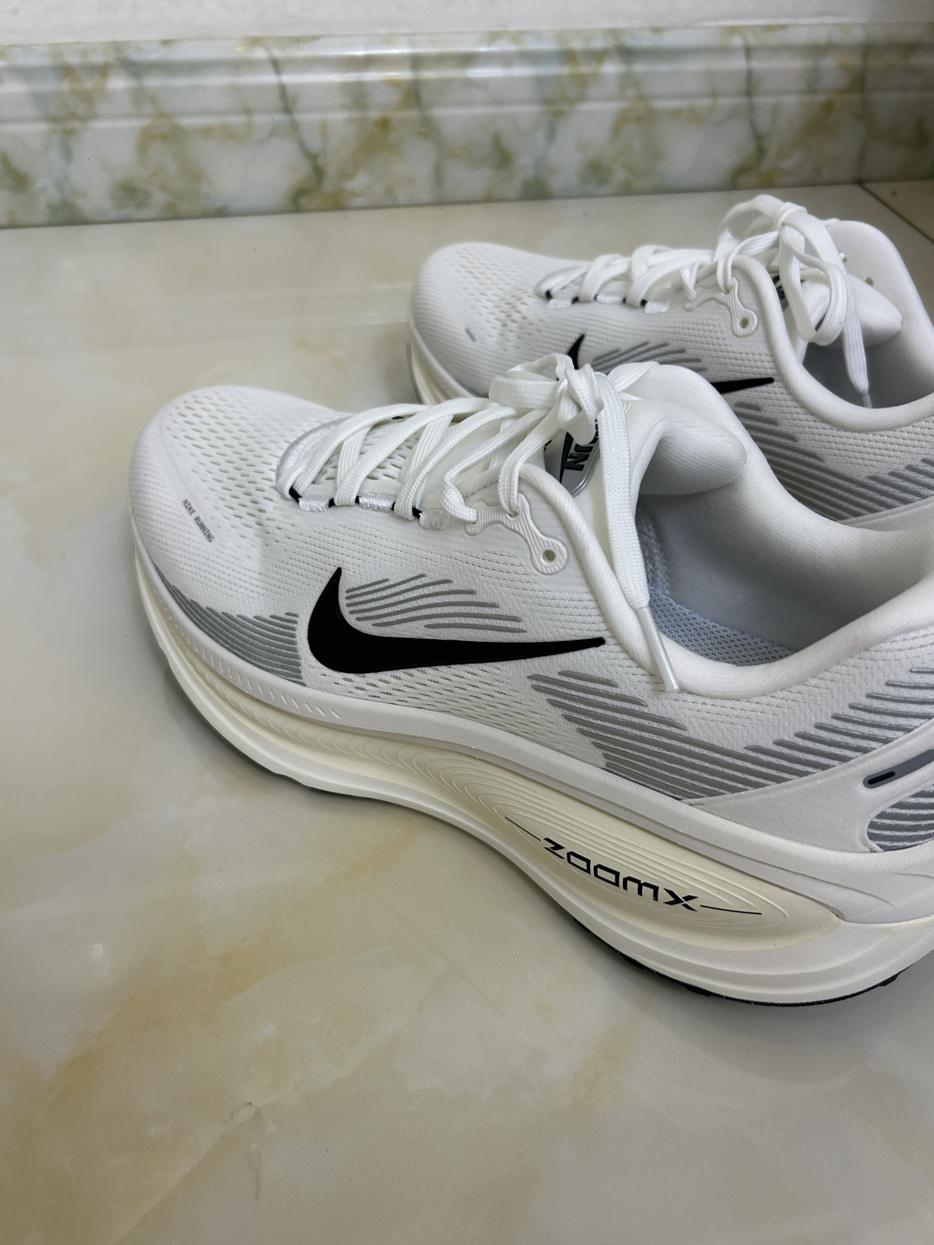 在家试穿这双Nike ZoomX跑鞋，脚感软弹到想立刻去跑个十公里！
