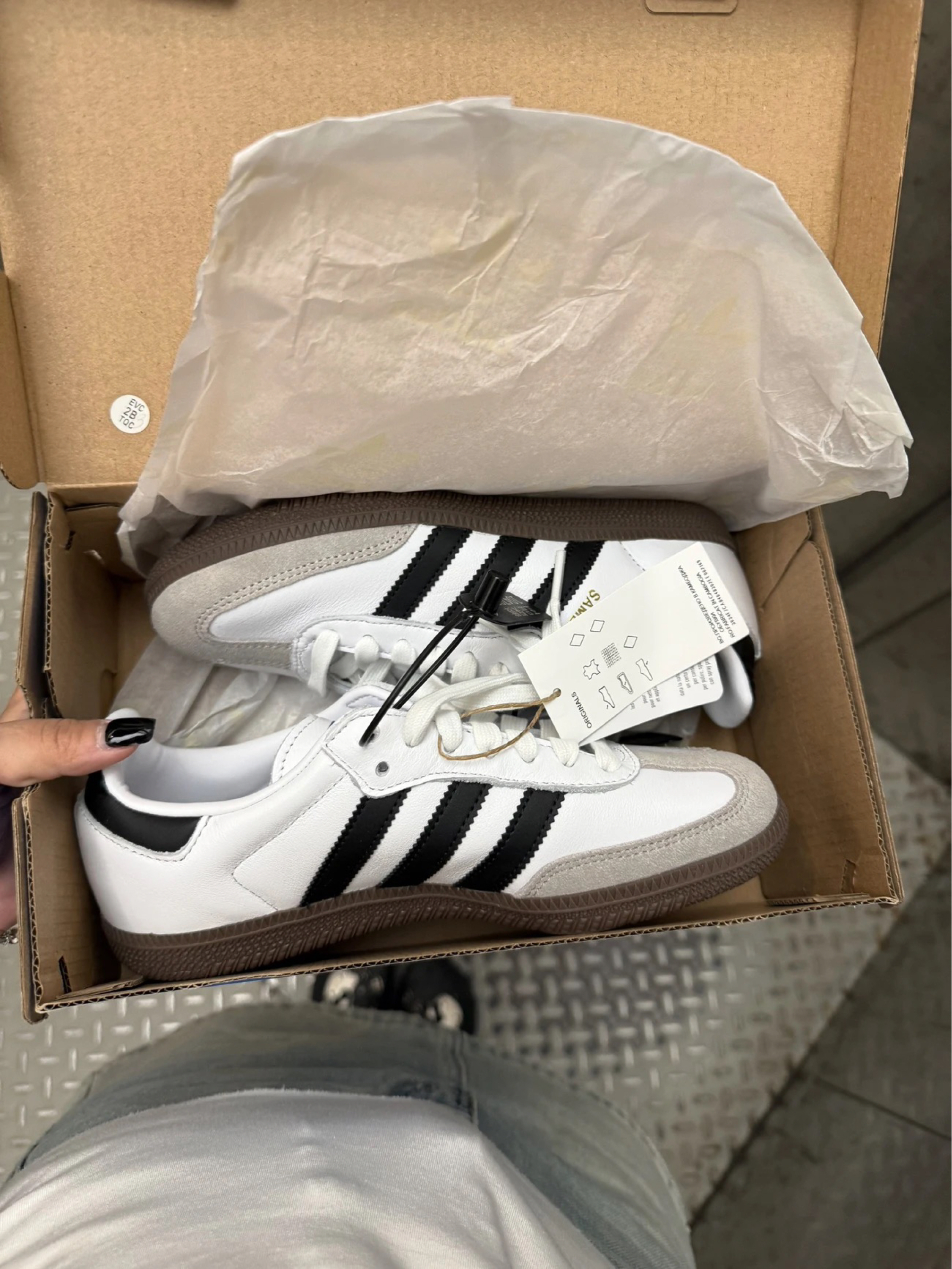 新鞋开箱|白棕配色+生胶底,这双鞋把“松弛感”穿在了脚上