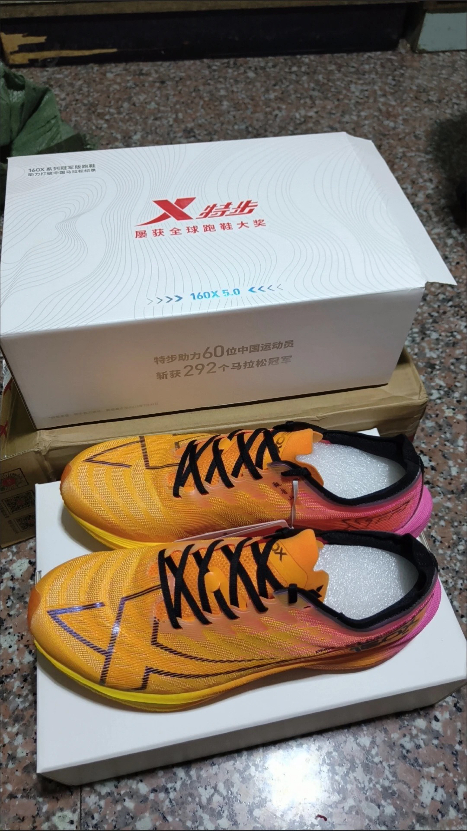 跑马冠军同款！特步160X 5.0开箱，脚感直接起飞