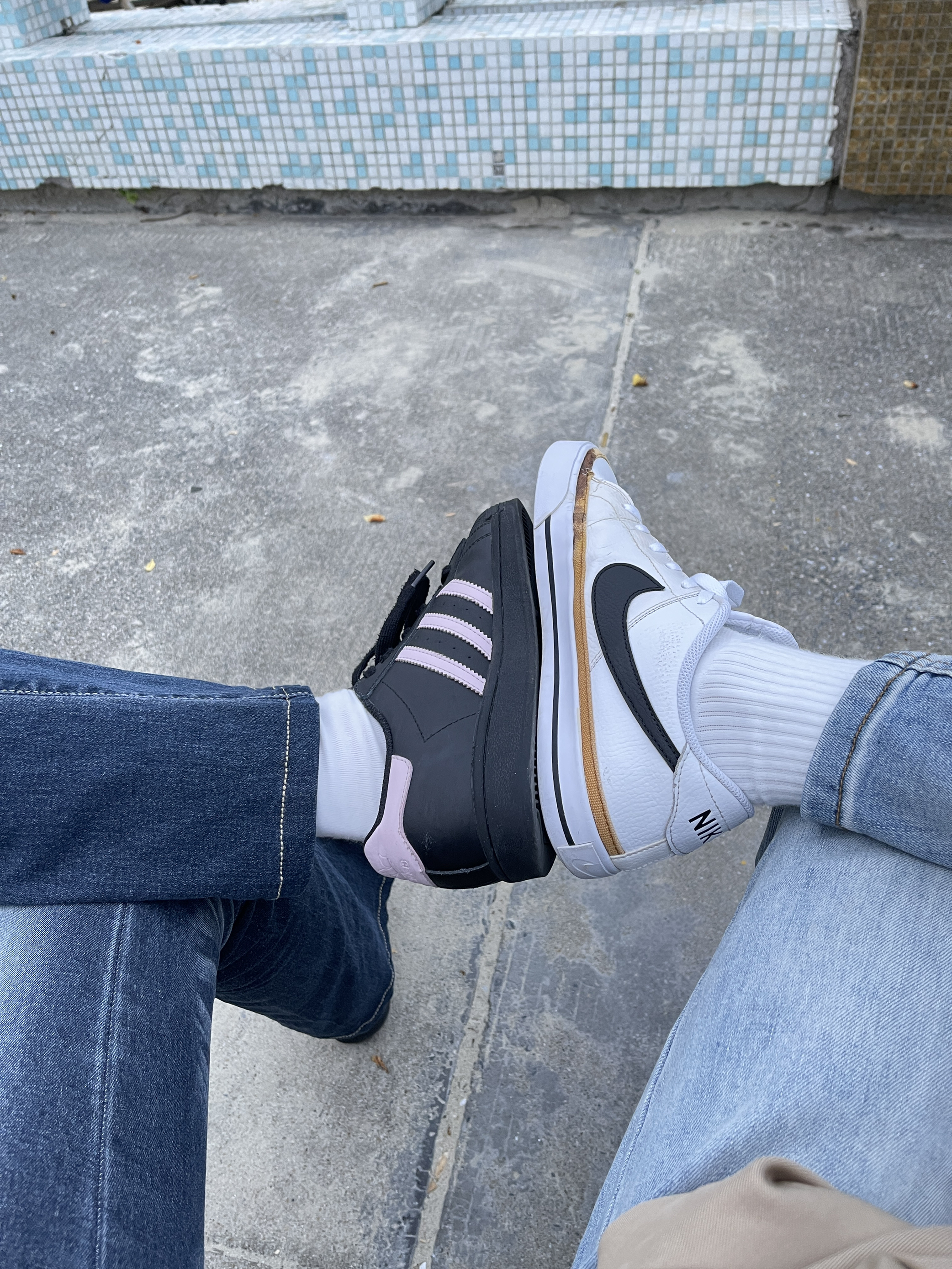 《路边瘫坐局:我俩的鞋先同框了》