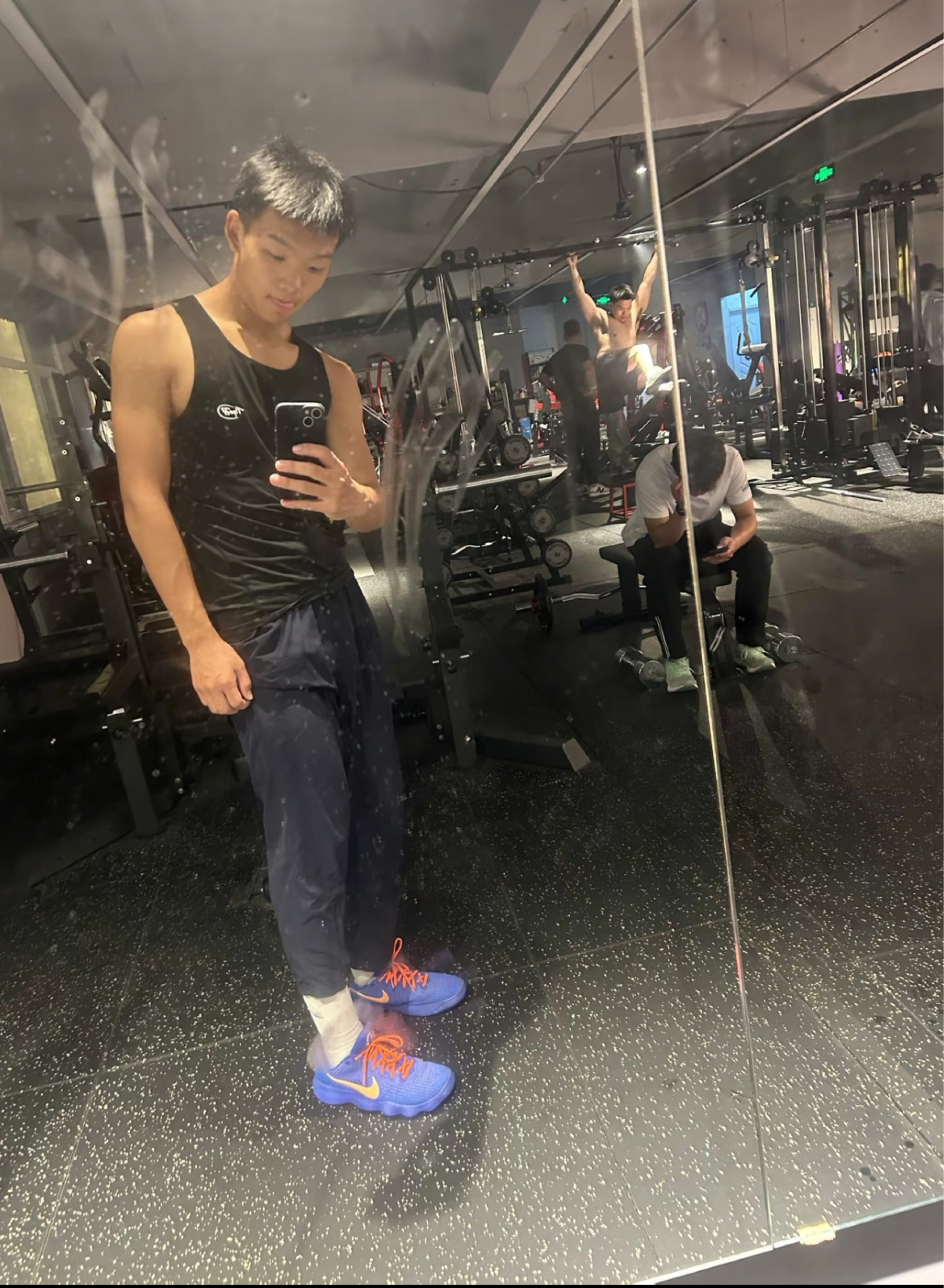 男生健身房练腿这样穿