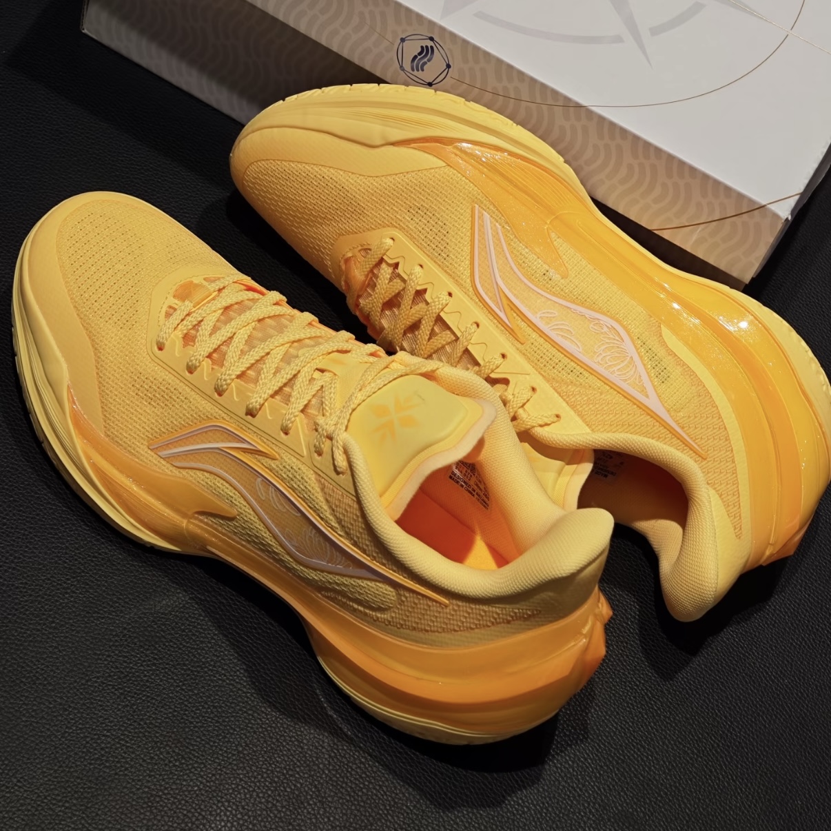 一双适配多种打法的“全能六边形战士”