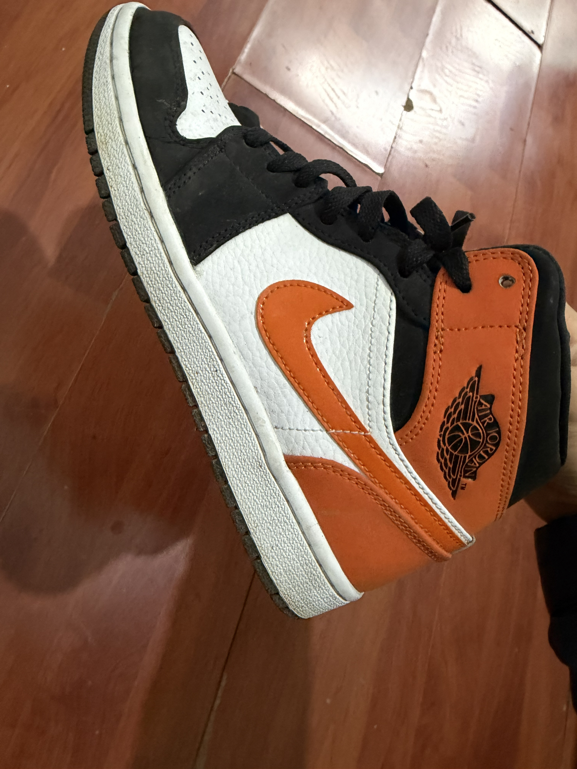 Air Jordan 1 Mid 扣碎篮板:经典配色的街头百搭之选