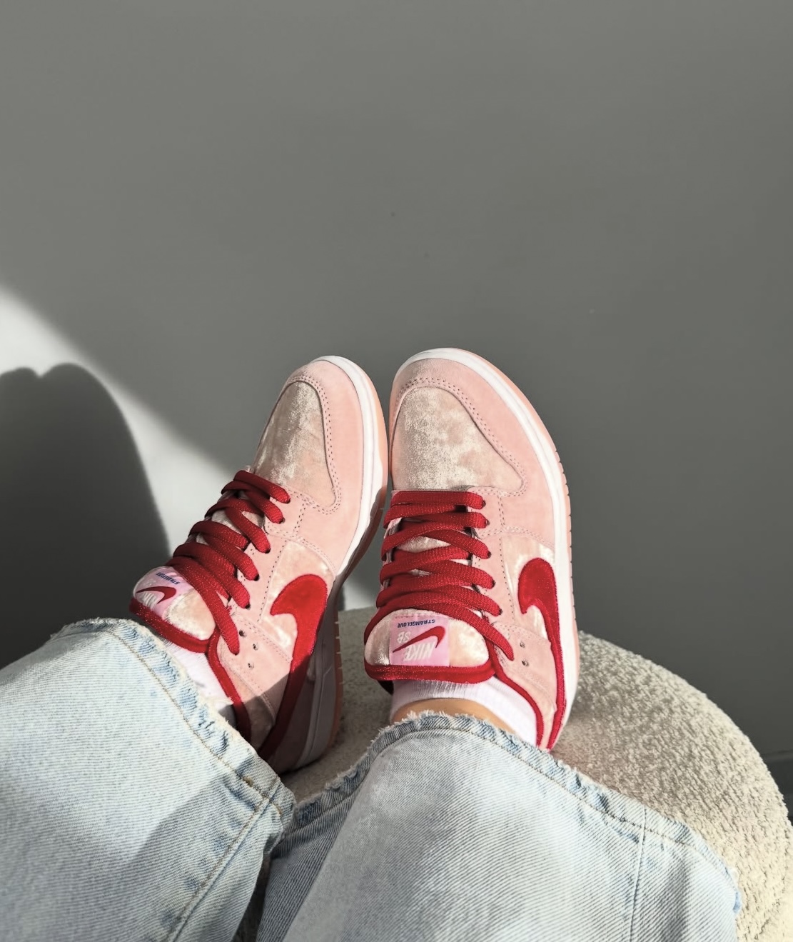 粉绒与红丝绒的碰撞,StrangeLove Dunk的情人节浪漫,踩在脚下的心动💘