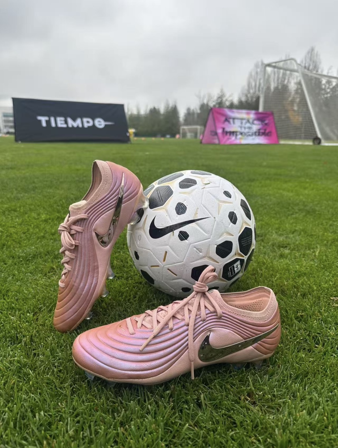 谁懂啊!本来是陪队友买足球鞋,结果我自己一眼栽进这双Nike Tiempo Maestro的粉紫