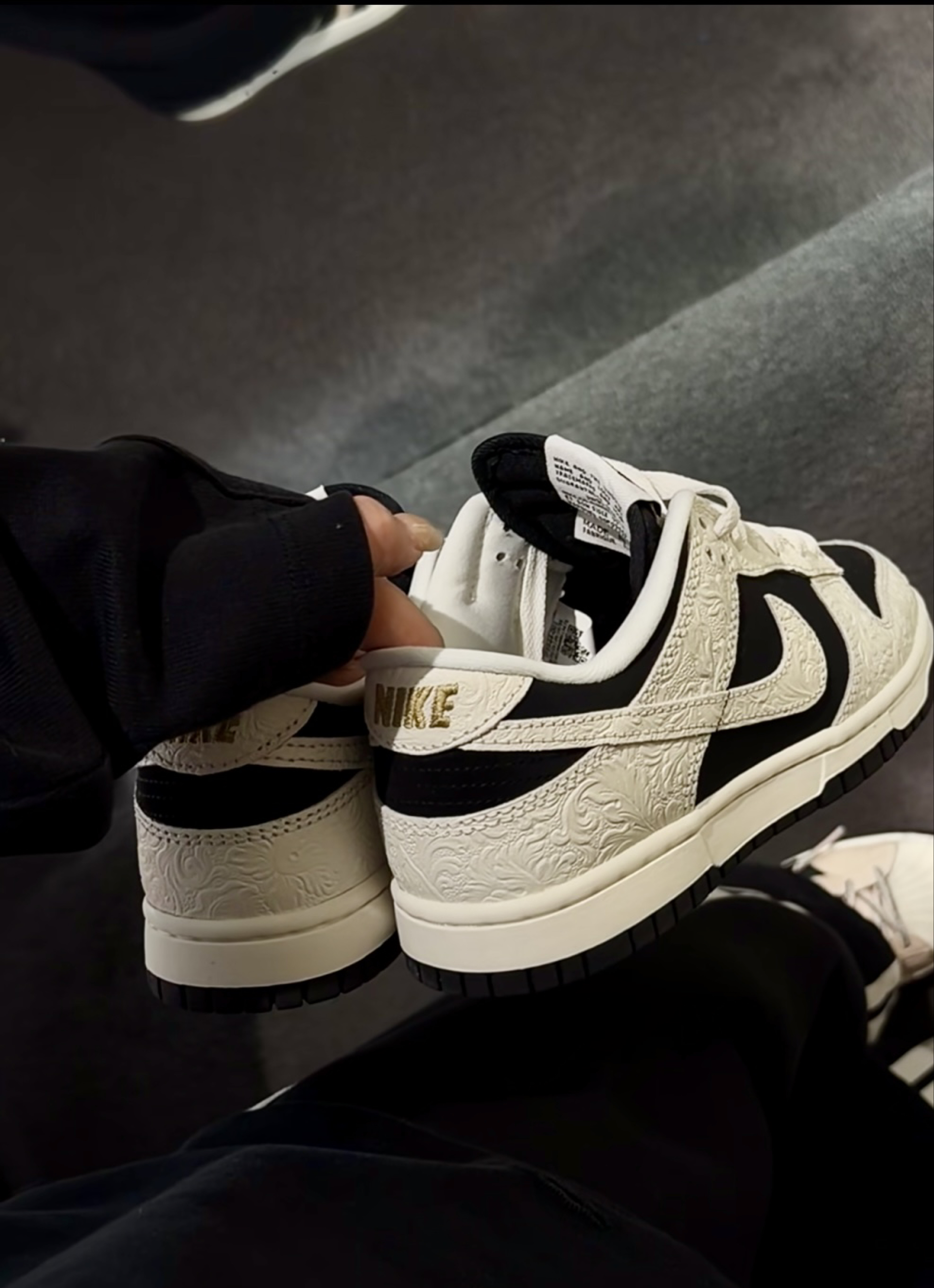 《Nike Dunk Low马年限定,经典黑白配色+巴洛克浮雕