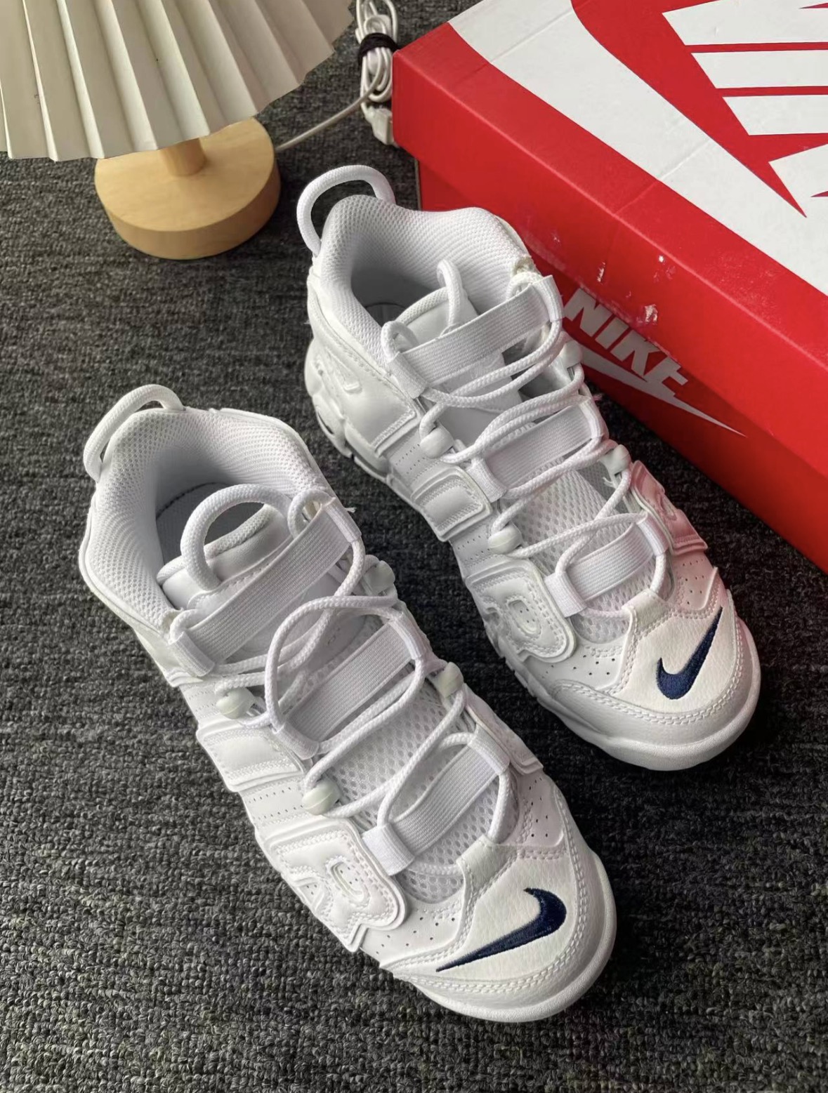 复古篮球味很浓的全白 Uptempo,上脚存在感是真的强