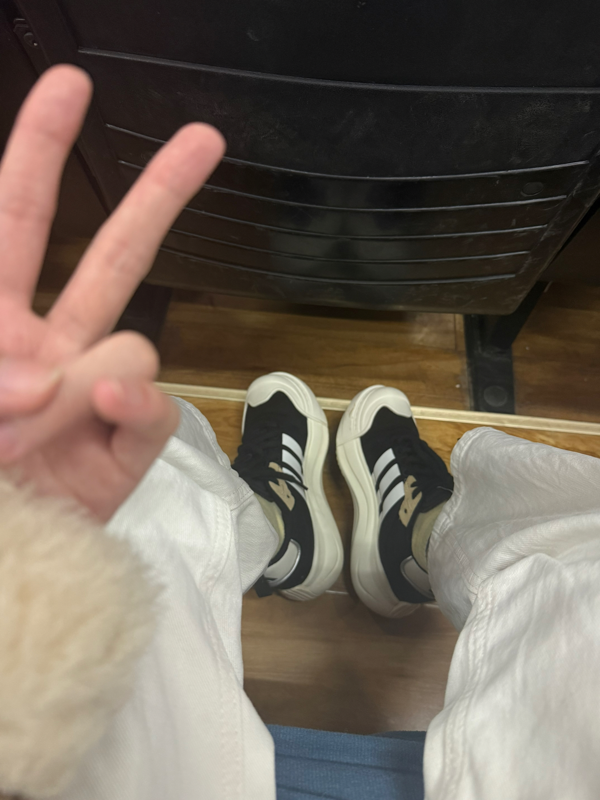 #可爱的阿迪的大头鞋