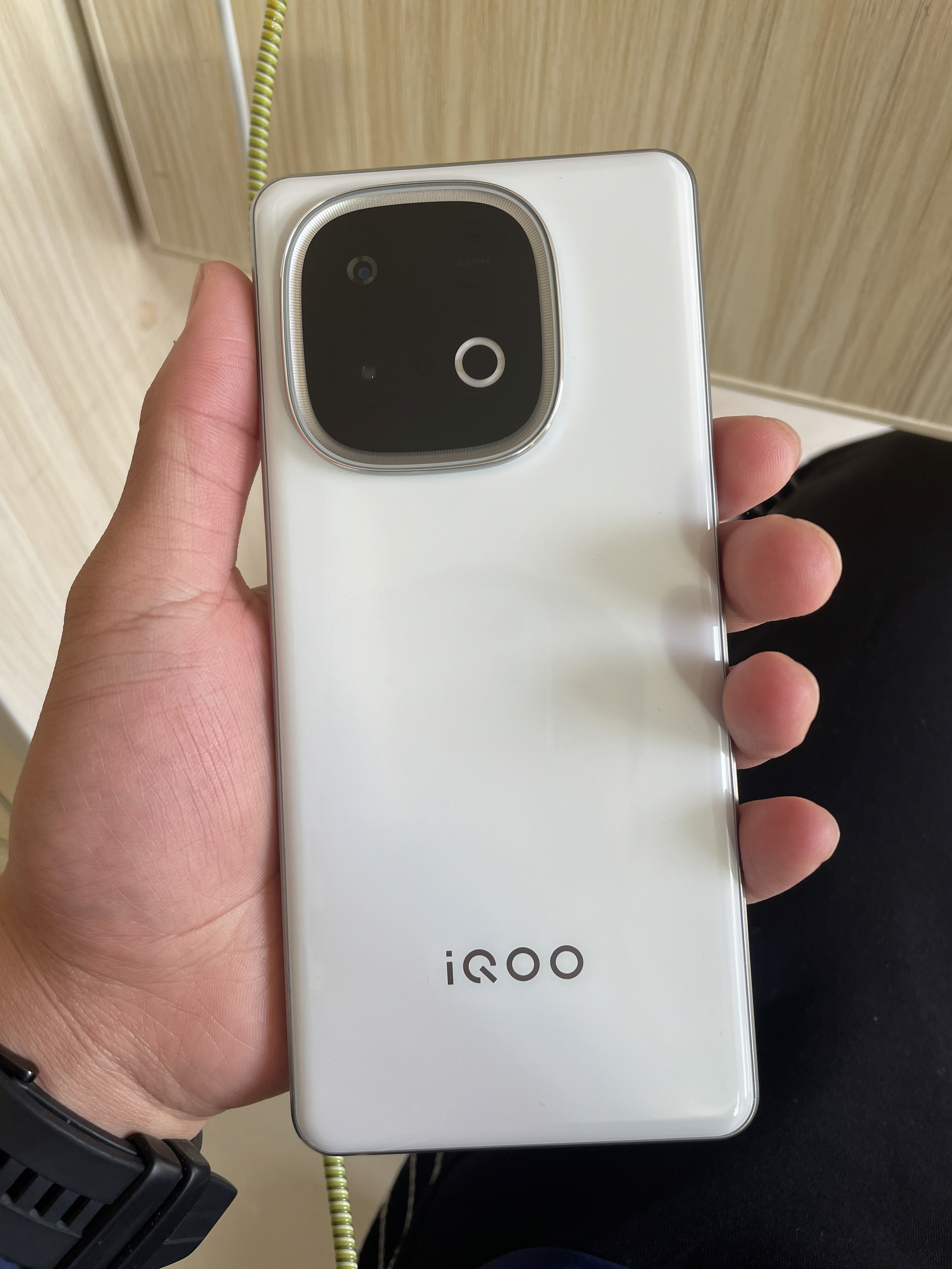 手机非常流畅，这个价位感觉捡漏了，手机非