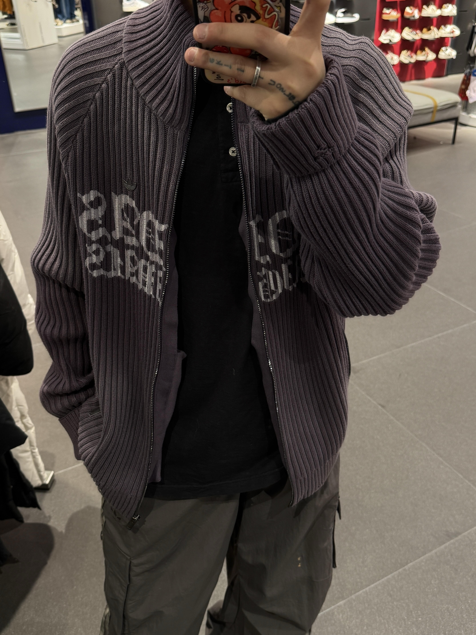 🧶把松弛感焊在身上，慵懒氛围直接拉满！
✨ 三叶草这件做旧灰紫拉链毛衣，美式复古松弛感真的焊在身上