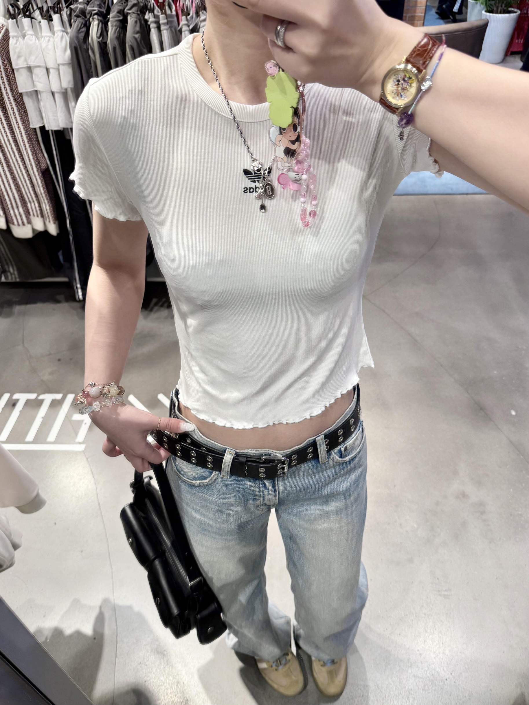 阿迪基础款穿搭天花板！白T也能穿出高级感🤍