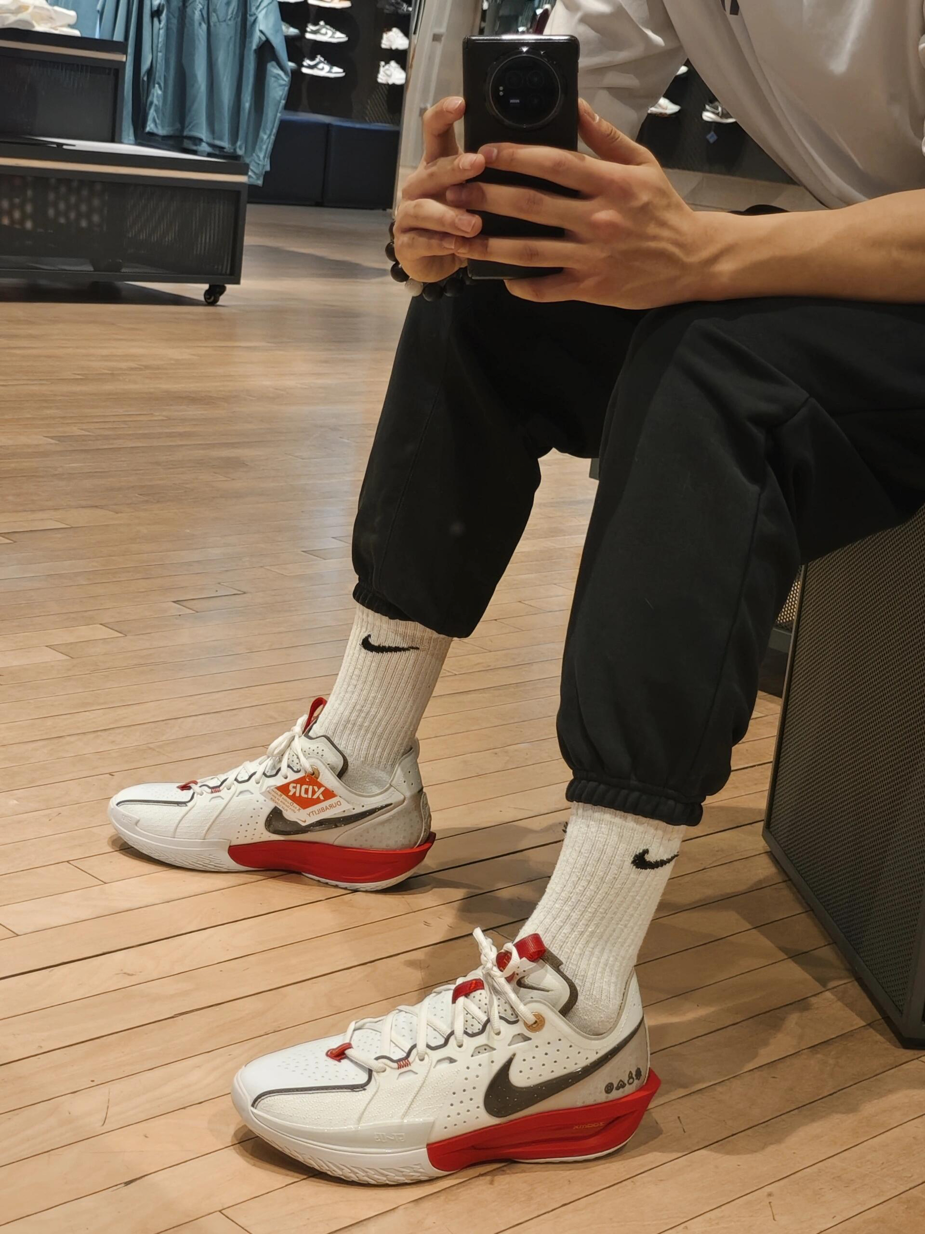 GT3 经典红白撞色自带年味，红色ZoomX中底成为整双鞋的视觉亮点，高级又亮眼。