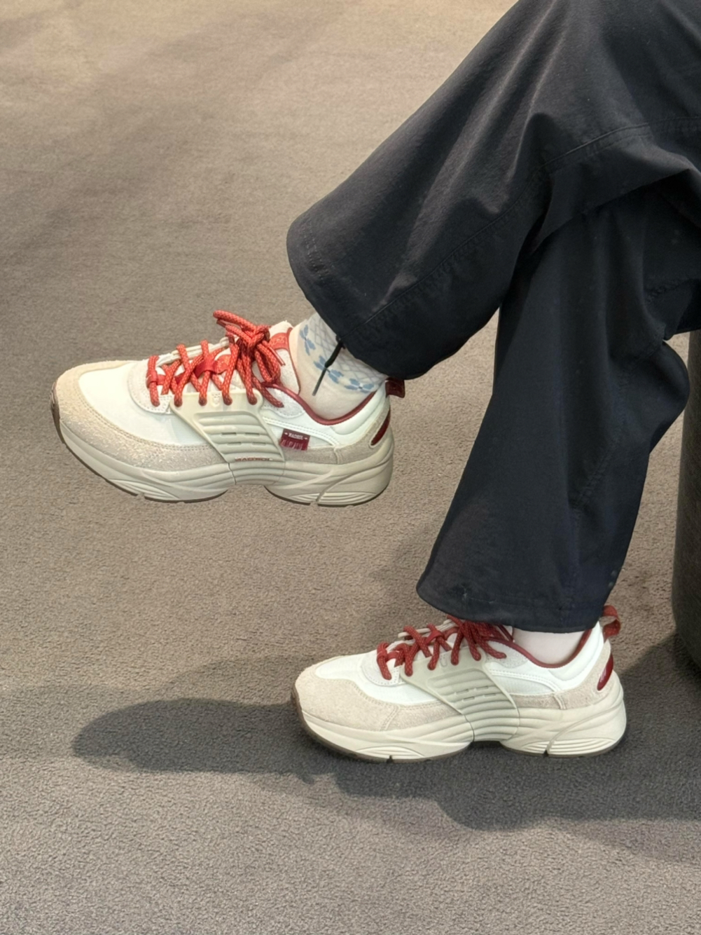 谁懂啊！邓紫棋同款AJ真的美到犯规🧨
这双Jordan漫游飞翼鞋，直接把新年氛围感焊在脚上！