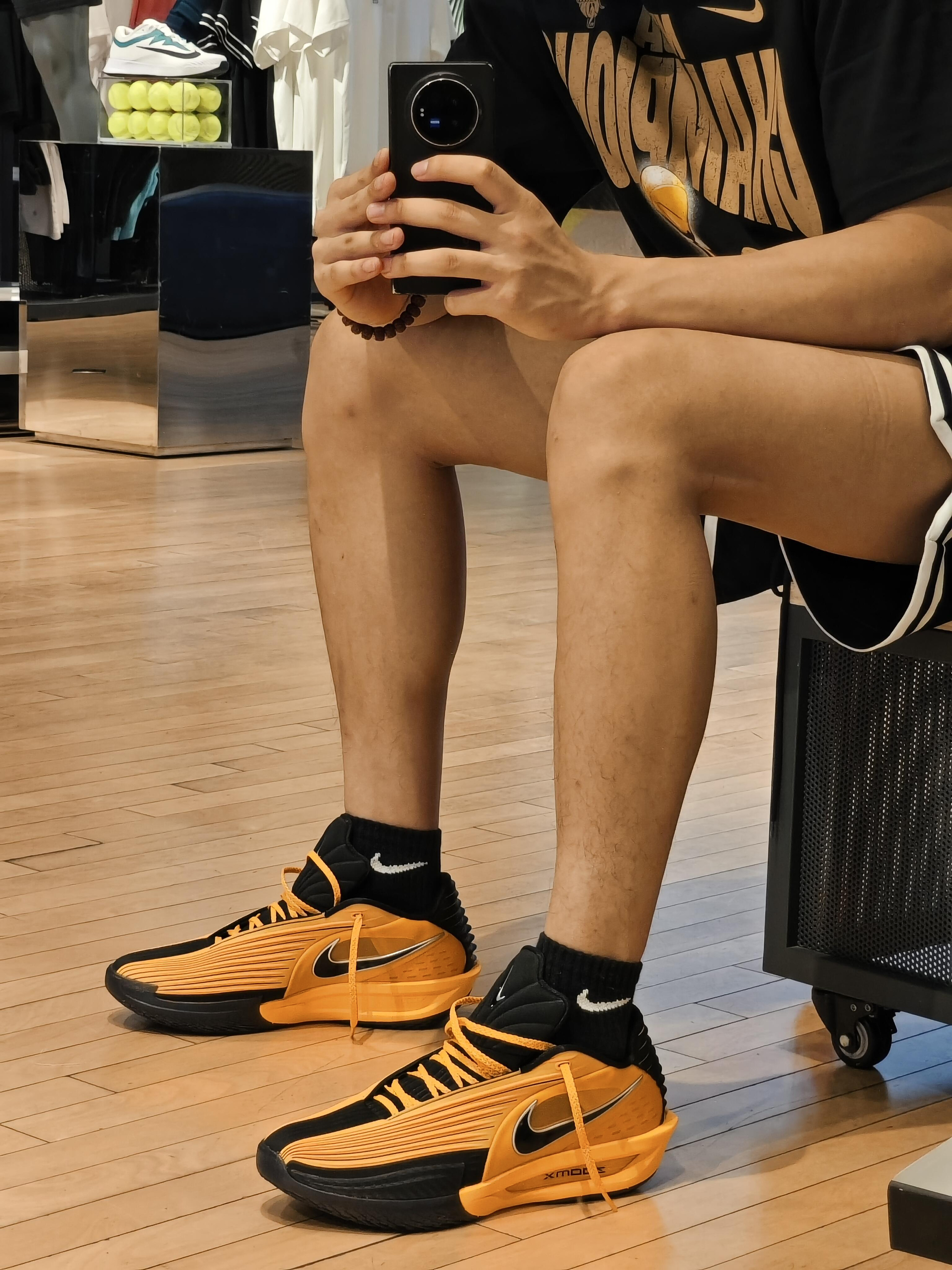 黄黑条纹直接点燃赛场热血🔥
Nike GT Cut 3 Turbo李小龙配色，实战党必入！

标志